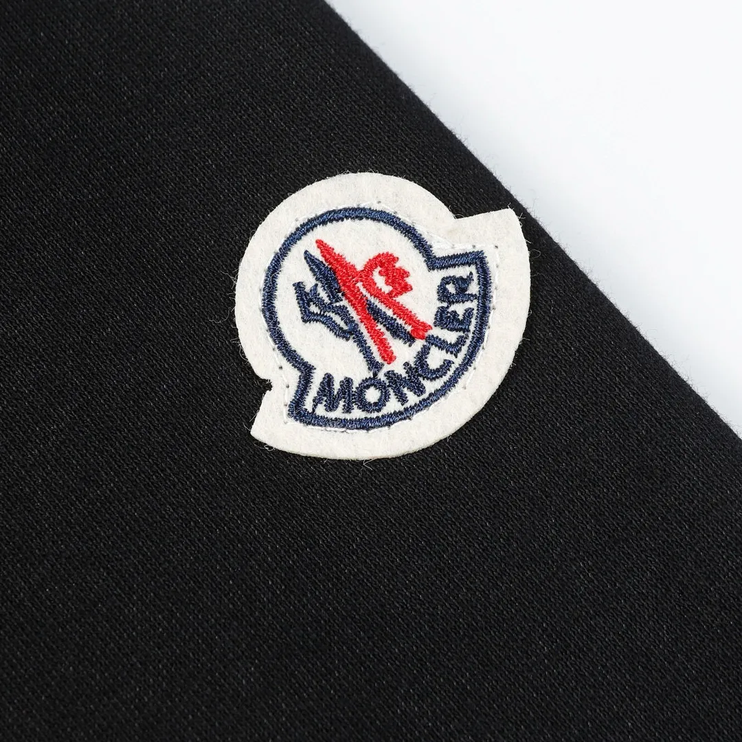 P220 Style No.: 858 〈MONCLER〉 Meng Mouth Heavy Embroidery + Printed Round Neck Sweatshirt The price of the Meng Mouth Sweatshirt is actually quite advantageous. Anyone who has been to the counter should know that the price of the Meng Mouth sweater is not much cheaper than Gucci Burberry. It is just relatively low-key and unwilling to hype. It is a picture that you want to buy or not. The existence of aloofness... ✅460 grams of 100% cotton wool-eating fabric OS version is too large ✅Matched with the original high-weight double yarn thread ✅Correct three-needle and five-thread craftsmanship Chain edge ✅The embroidery has been over-molded The upper body is not pierced Color: Black White Size S M L