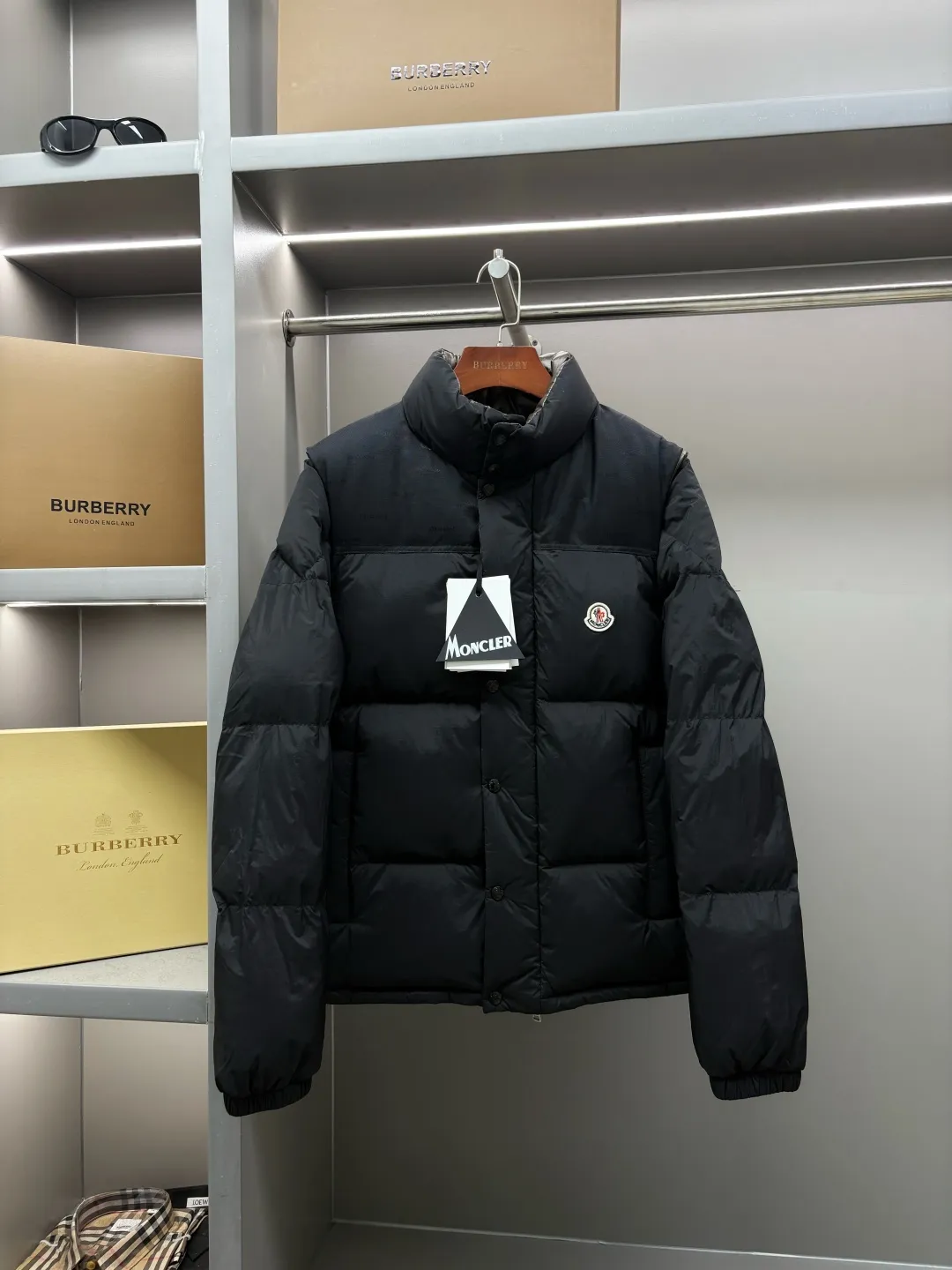 P1240 Moncler's new double-sided down jacket Double-sided down jacket·Detachable sleeves can be used as a vest·One can be worn as four pieces at the same price/performance ratio New autumn/winter 2025🆕Original 1:1 customization) Hardware accessories are all imported and original customization Welcome to compare at the counter Absolutely high quality Made of top-grade 95 white goose down Super soft Full of fluffy and full feathers Super heavy-duty Fabric with excellent workmanship👍Perfect version Note⚠The fabric is super comfortable. Exclusive model. Not commercially available. Same style for men and women. Size: M-XXXL. Color: apricot black.