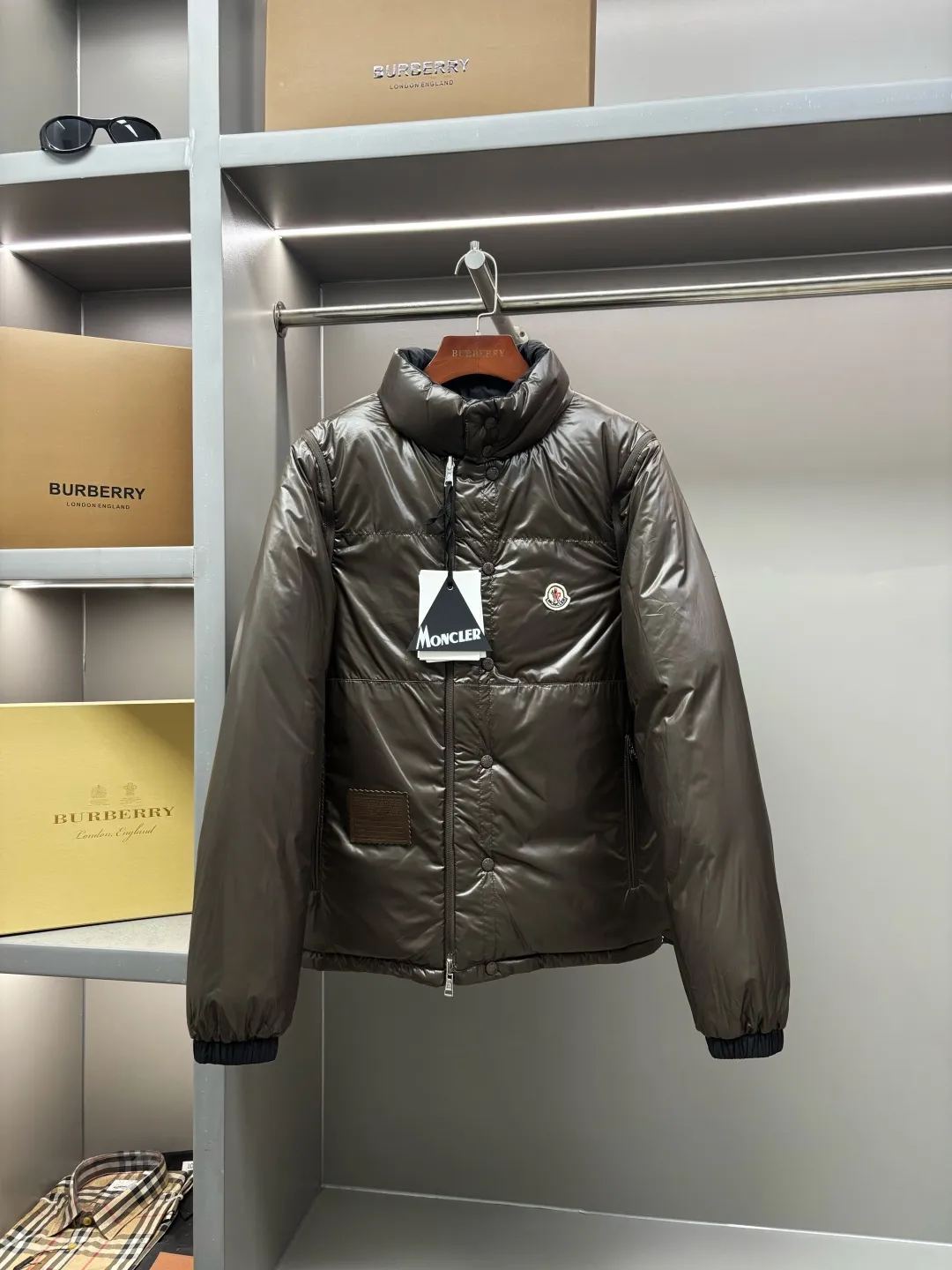 P1240 Moncler's new double-sided down jacket Double-sided down jacket·Detachable sleeves can be used as a vest·One can be worn as four pieces at the same price/performance ratio New autumn/winter 2025🆕Original 1:1 customization) Hardware accessories are all imported and original customization Welcome to compare at the counter Absolutely high quality Made of top-grade 95 white goose down Super soft Full of fluffy and full feathers Super heavy-duty Fabric with excellent workmanship👍Perfect version Note⚠The fabric is super comfortable. Exclusive model. Not commercially available. Same style for men and women. Size: M-XXXL. Color: apricot black.