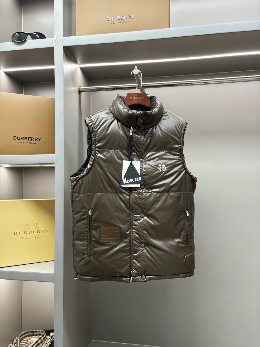 P1240 Moncler's new double-sided down jacket Double-sided down jacket·Detachable sleeves can be used as a vest·One can be worn as four pieces at the same price/performance ratio New autumn/winter 2025🆕Original 1:1 customization) Hardware accessories are all imported and original customization Welcome to compare at the counter Absolutely high quality Made of top-grade 95 white goose down Super soft Full of fluffy and full feathers Super heavy-duty Fabric with excellent workmanship👍Perfect version Note⚠The fabric is super comfortable. Exclusive model. Not commercially available. Same style for men and women. Size: M-XXXL. Color: apricot black.