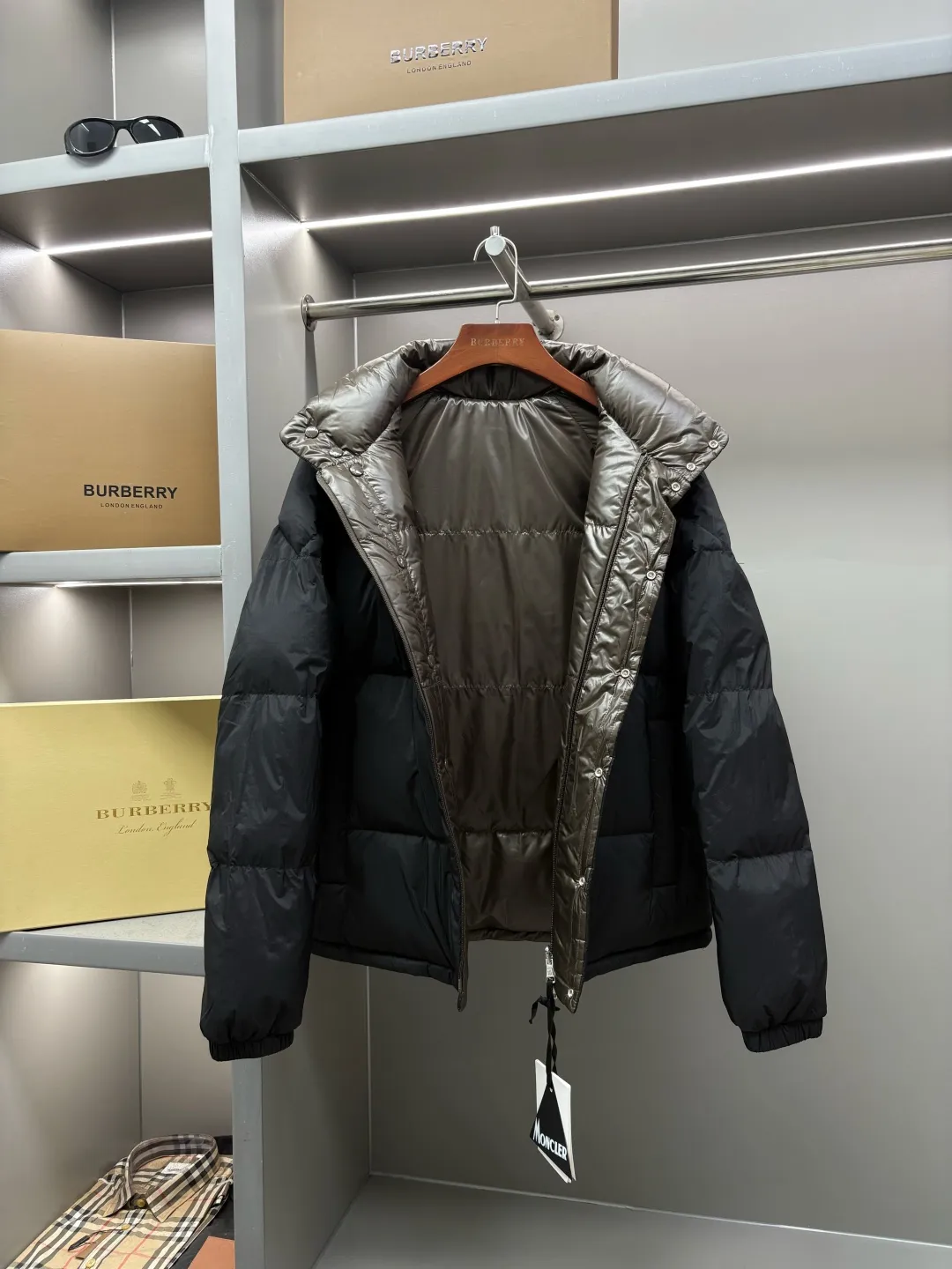 P1240 Moncler's new double-sided down jacket Double-sided down jacket·Detachable sleeves can be used as a vest·One can be worn as four pieces at the same price/performance ratio New autumn/winter 2025🆕Original 1:1 customization) Hardware accessories are all imported and original customization Welcome to compare at the counter Absolutely high quality Made of top-grade 95 white goose down Super soft Full of fluffy and full feathers Super heavy-duty Fabric with excellent workmanship👍Perfect version Note⚠The fabric is super comfortable. Exclusive model. Not commercially available. Same style for men and women. Size: M-XXXL. Color: apricot black.