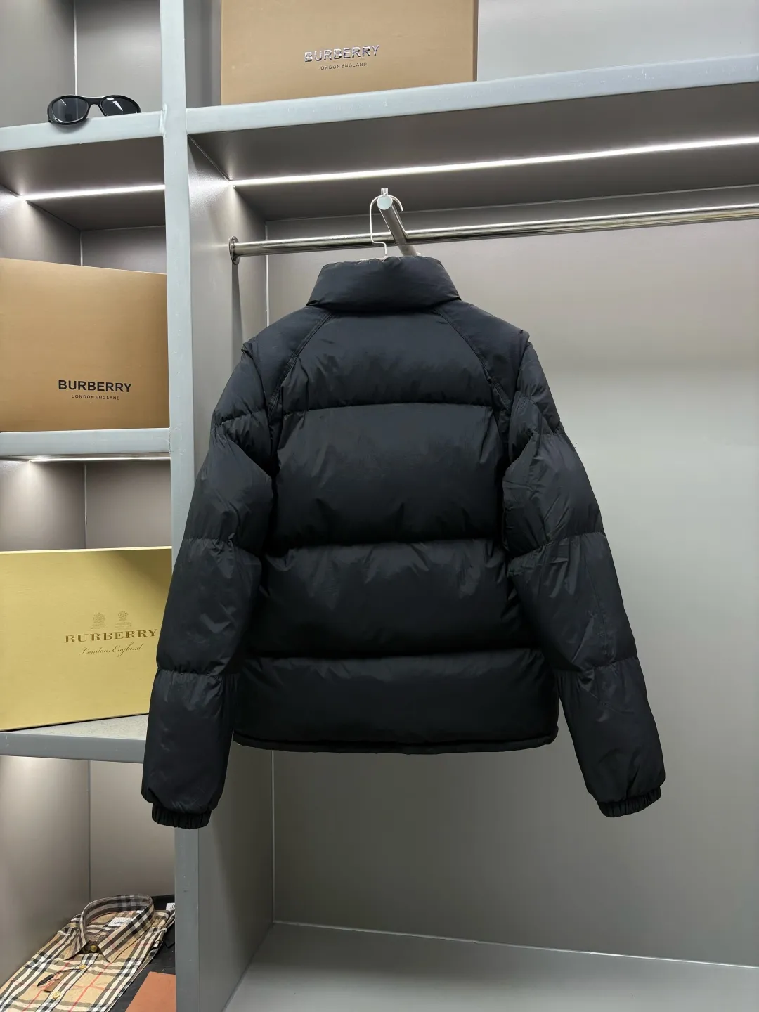 P1240 Moncler's new double-sided down jacket Double-sided down jacket·Detachable sleeves can be used as a vest·One can be worn as four pieces at the same price/performance ratio New autumn/winter 2025🆕Original 1:1 customization) Hardware accessories are all imported and original customization Welcome to compare at the counter Absolutely high quality Made of top-grade 95 white goose down Super soft Full of fluffy and full feathers Super heavy-duty Fabric with excellent workmanship👍Perfect version Note⚠The fabric is super comfortable. Exclusive model. Not commercially available. Same style for men and women. Size: M-XXXL. Color: apricot black.