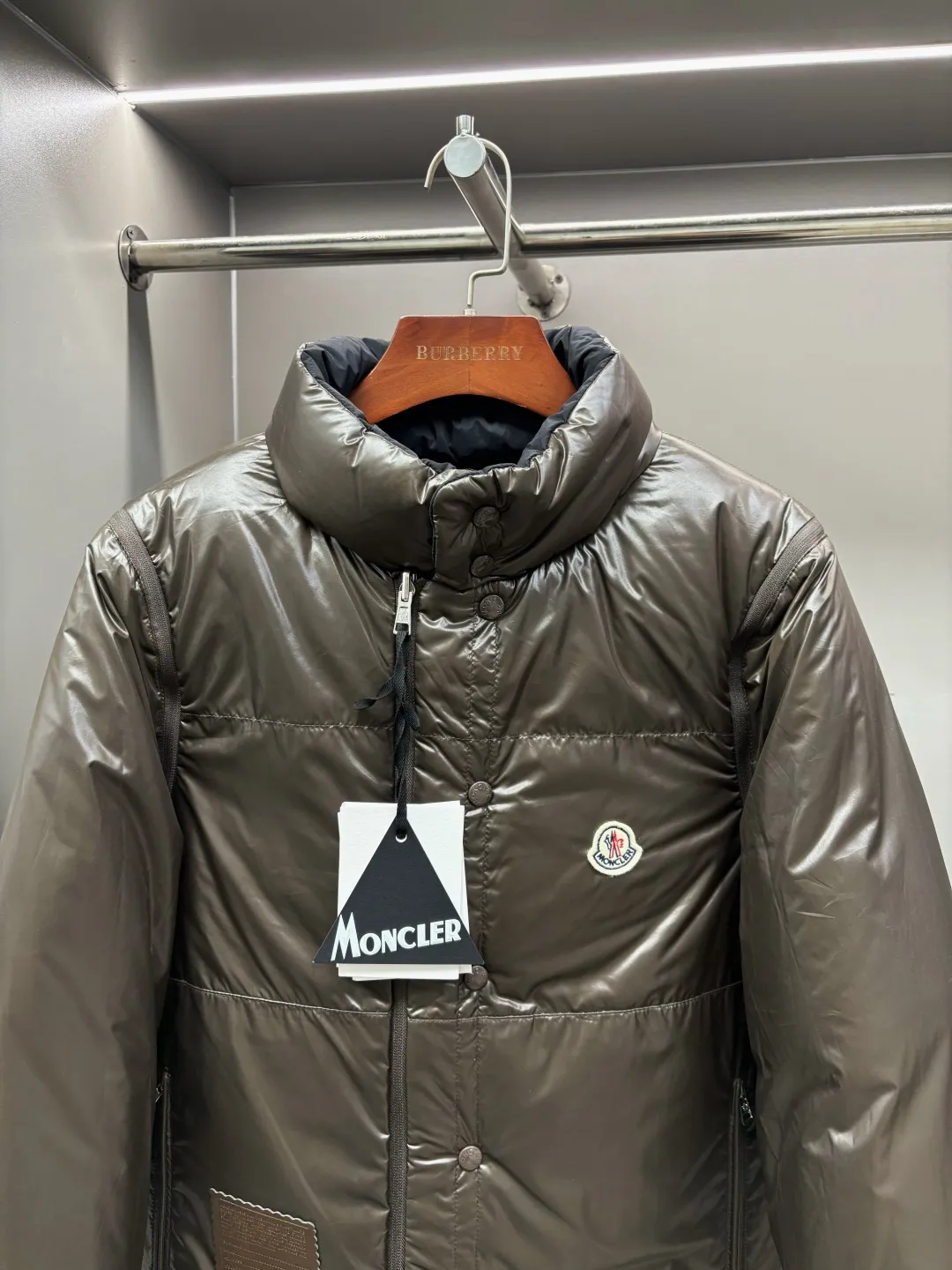 P1240 Moncler's new double-sided down jacket Double-sided down jacket·Detachable sleeves can be used as a vest·One can be worn as four pieces at the same price/performance ratio New autumn/winter 2025🆕Original 1:1 customization) Hardware accessories are all imported and original customization Welcome to compare at the counter Absolutely high quality Made of top-grade 95 white goose down Super soft Full of fluffy and full feathers Super heavy-duty Fabric with excellent workmanship👍Perfect version Note⚠The fabric is super comfortable. Exclusive model. Not commercially available. Same style for men and women. Size: M-XXXL. Color: apricot black.