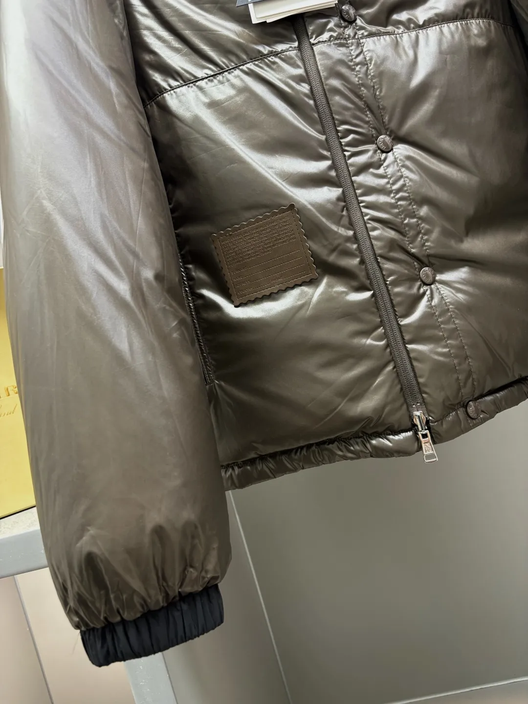 P1240 Moncler's new double-sided down jacket Double-sided down jacket·Detachable sleeves can be used as a vest·One can be worn as four pieces at the same price/performance ratio New autumn/winter 2025🆕Original 1:1 customization) Hardware accessories are all imported and original customization Welcome to compare at the counter Absolutely high quality Made of top-grade 95 white goose down Super soft Full of fluffy and full feathers Super heavy-duty Fabric with excellent workmanship👍Perfect version Note⚠The fabric is super comfortable. Exclusive model. Not commercially available. Same style for men and women. Size: M-XXXL. Color: apricot black.