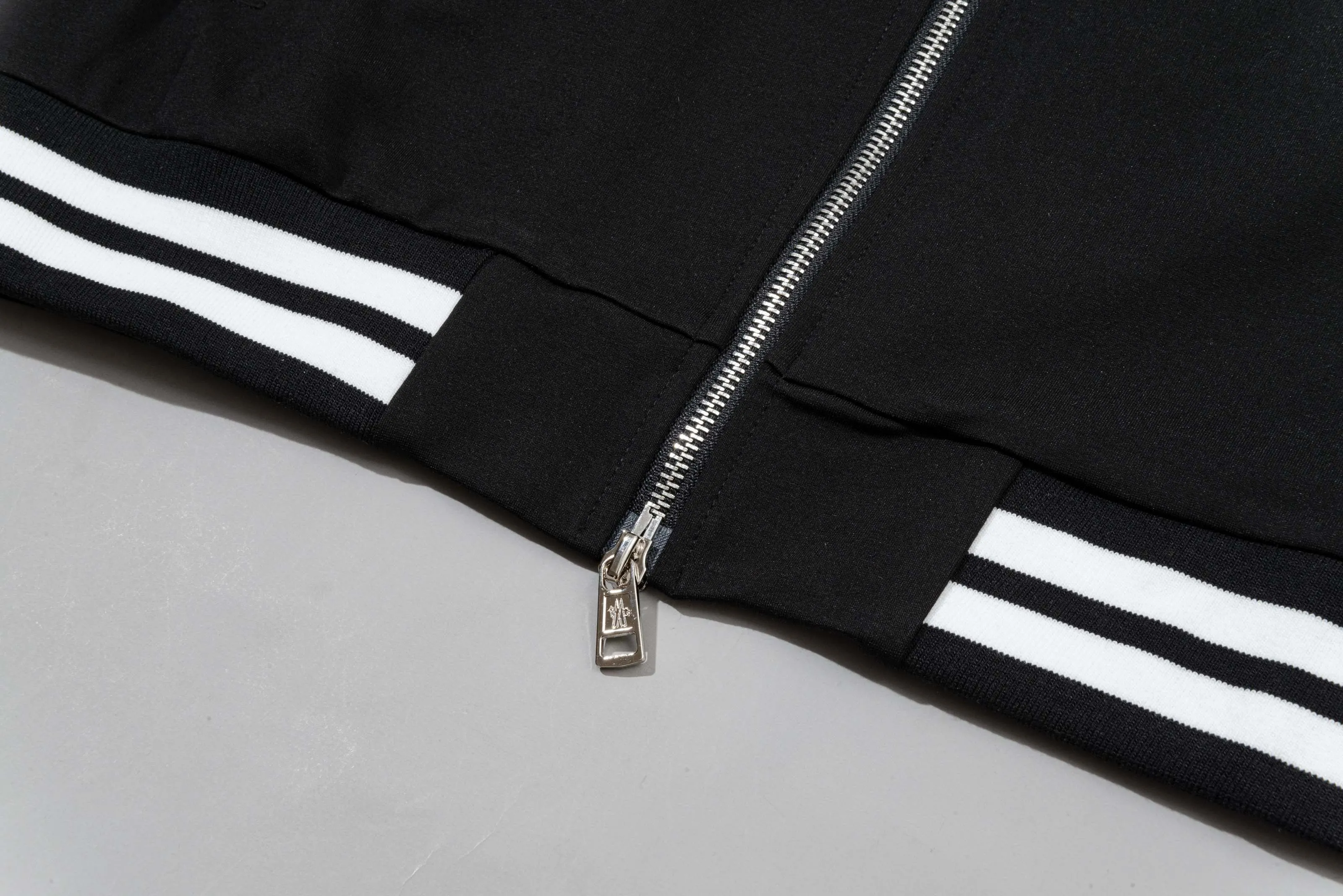 P270 MONCLER/Mask Custom fabric suit zipper jacket Color block design embroidered micro-label LOGO hand sleeve webbing technology Official synchronization High version High quality Fashion personality Versatile trend Pure original quality Original fabric Hang tag Collar label Washed wheat Complete three standards Color: black and white. Black green. Black yellow. Size: S-2XL
