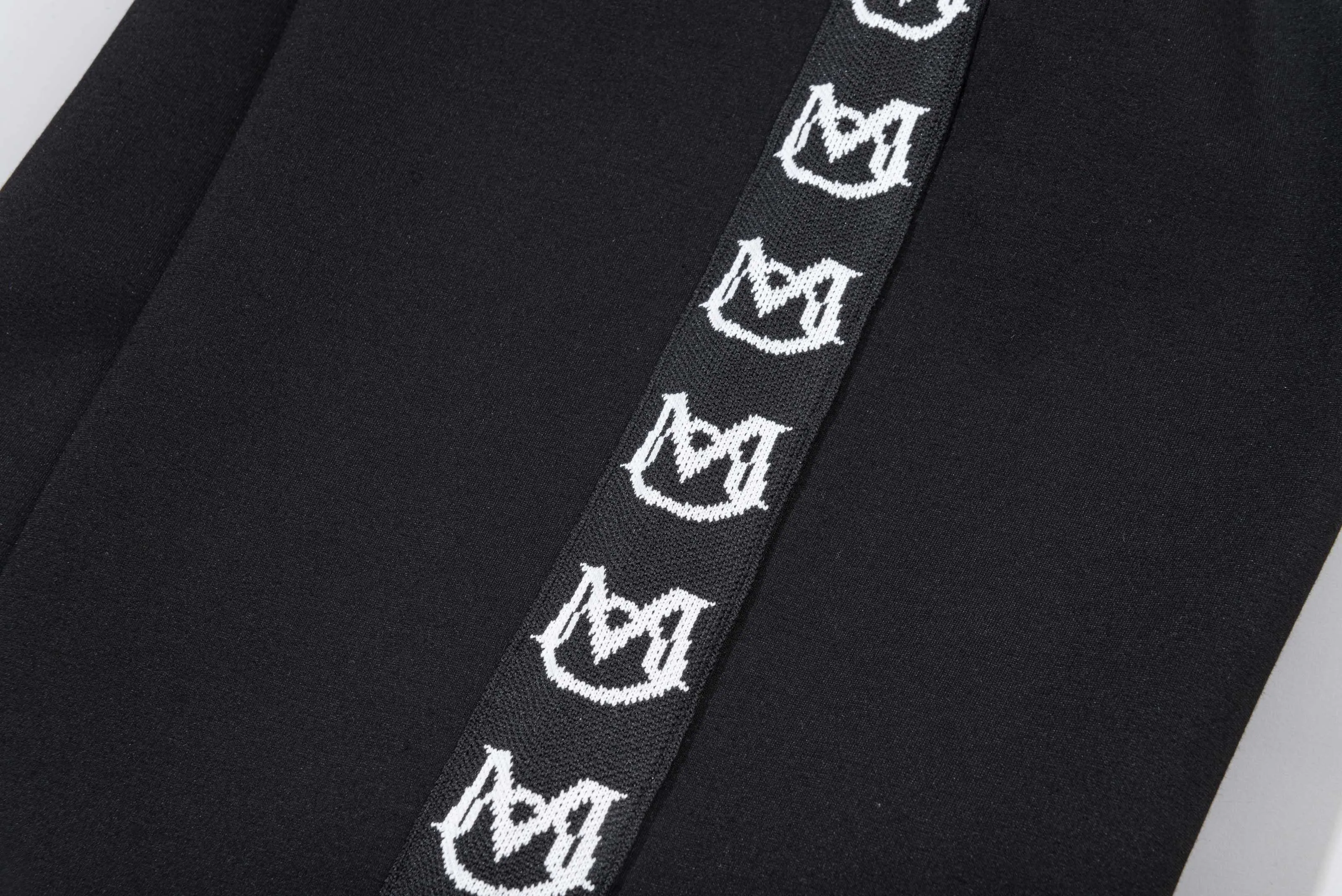 P270 MONCLER/Mask Custom fabric suit zipper jacket Color block design embroidered micro-label LOGO hand sleeve webbing technology Official synchronization High version High quality Fashion personality Versatile trend Pure original quality Original fabric Hang tag Collar label Washed wheat Complete three standards Color: black and white. Black green. Black yellow. Size: S-2XL