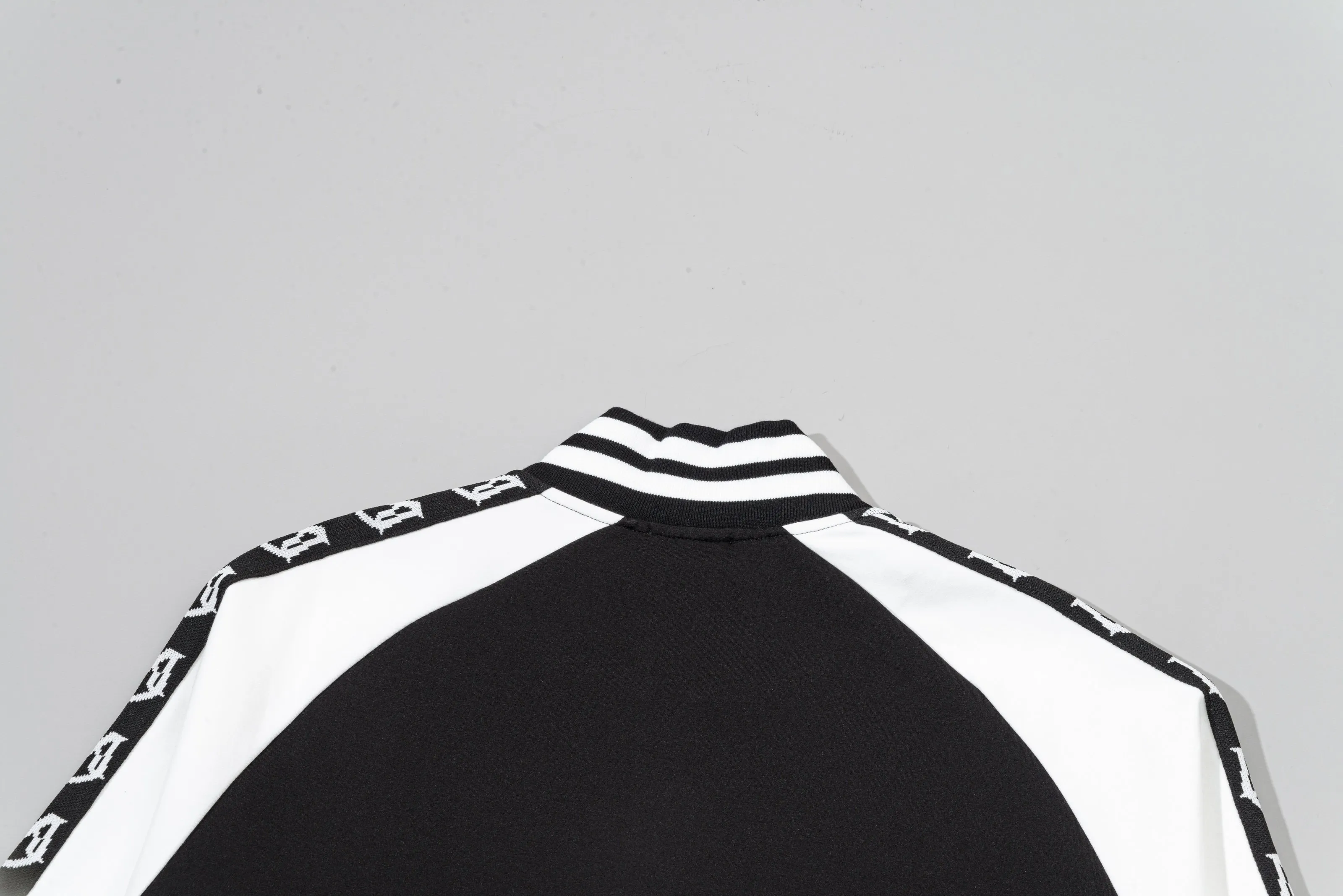 P270 MONCLER/Mask Custom fabric suit zipper jacket Color block design embroidered micro-label LOGO hand sleeve webbing technology Official synchronization High version High quality Fashion personality Versatile trend Pure original quality Original fabric Hang tag Collar label Washed wheat Complete three standards Color: black and white. Black green. Black yellow. Size: S-2XL