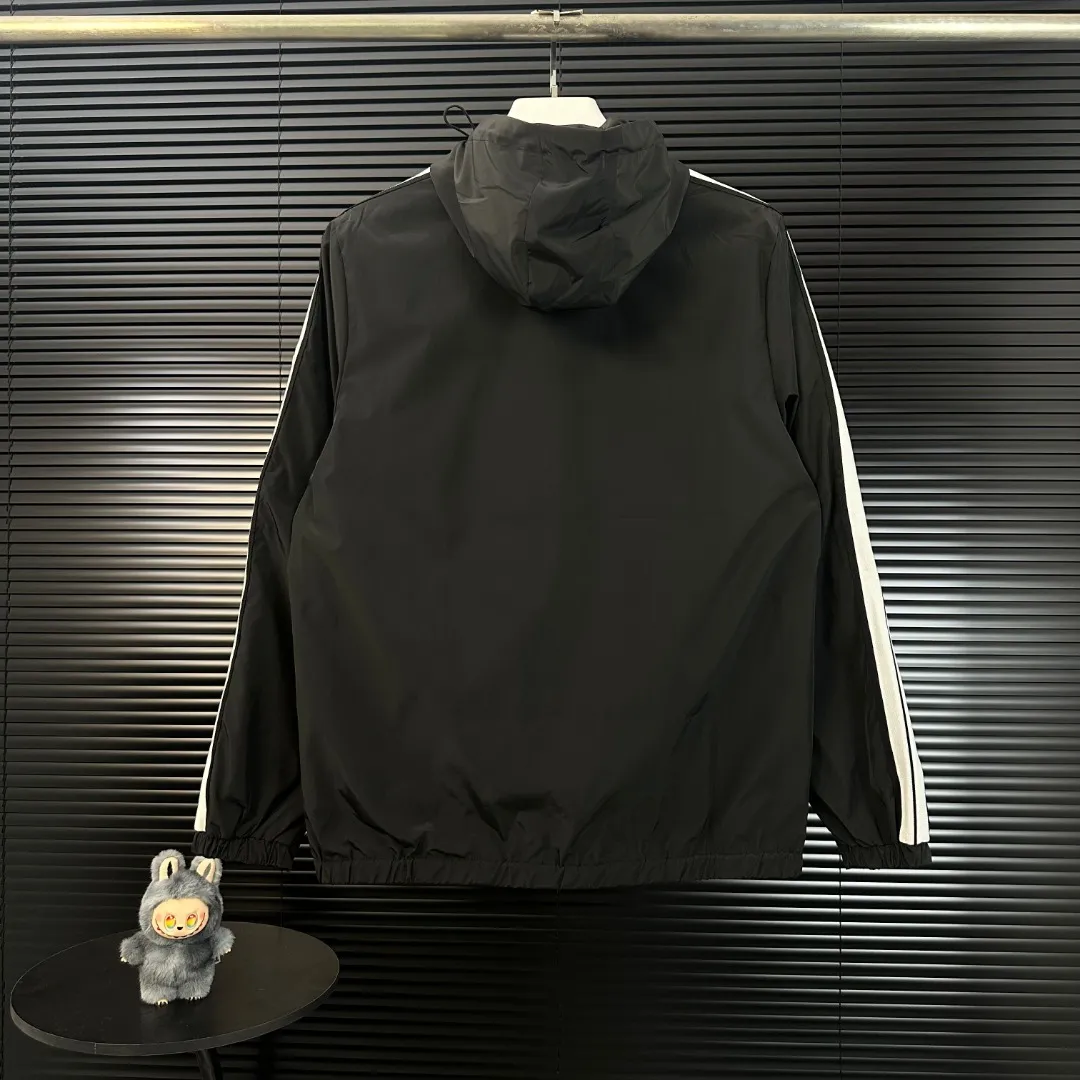 P280 Moncler Mouth Mouth 2025 Autumn and Winter New Style Hooded Jacket White Sleeve Ribbon Badge Embroidery Official Website Synchronization Original Customized Hardware Zipper Neat Alignment Perfect Upper Body Effect Men's Casual Jacket Color: Black Size: M-3XL