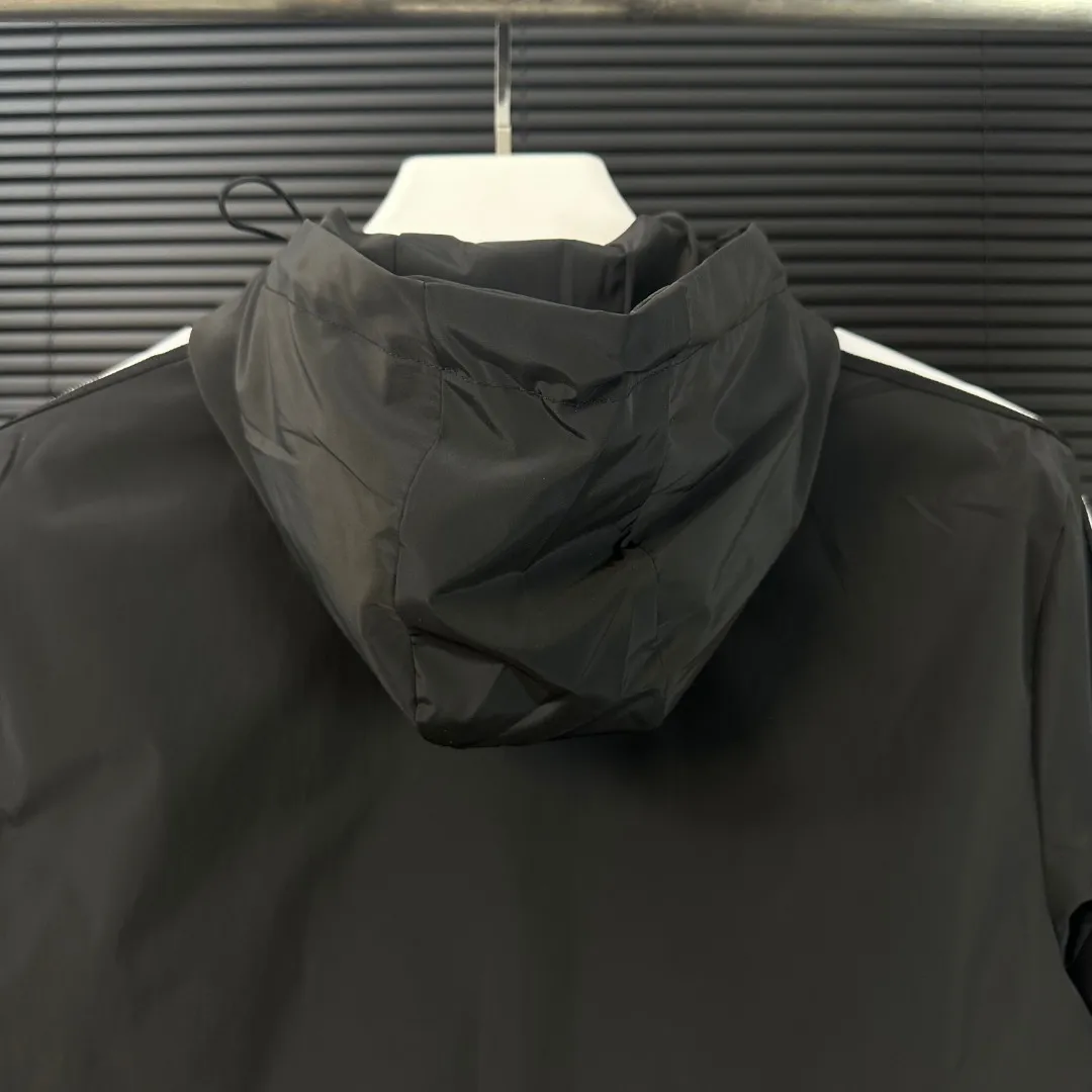 P280 Moncler Mouth Mouth 2025 Autumn and Winter New Style Hooded Jacket White Sleeve Ribbon Badge Embroidery Official Website Synchronization Original Customized Hardware Zipper Neat Alignment Perfect Upper Body Effect Men's Casual Jacket Color: Black Size: M-3XL