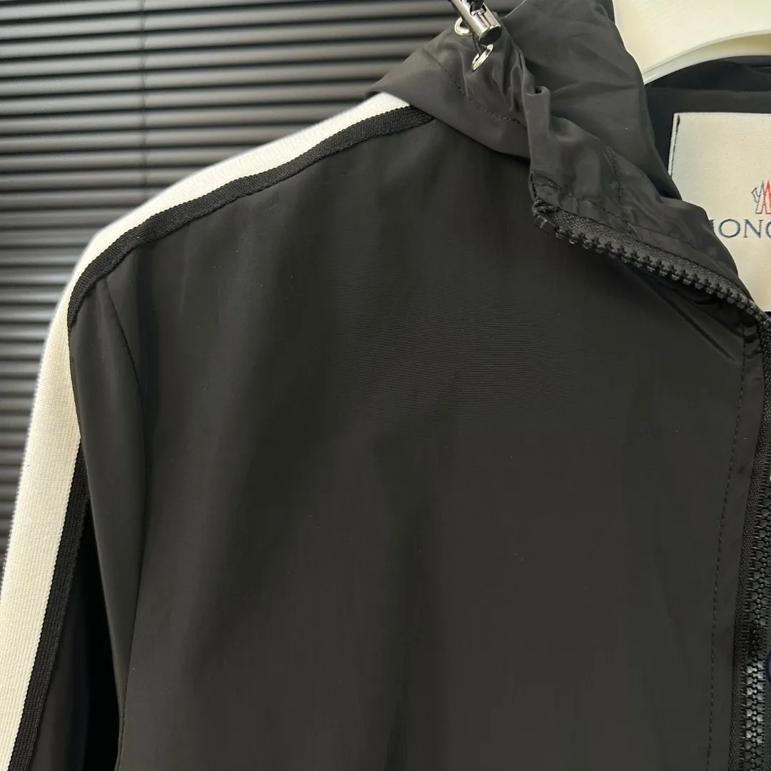 P280 Moncler Mouth Mouth 2025 Autumn and Winter New Style Hooded Jacket White Sleeve Ribbon Badge Embroidery Official Website Synchronization Original Customized Hardware Zipper Neat Alignment Perfect Upper Body Effect Men's Casual Jacket Color: Black Size: M-3XL