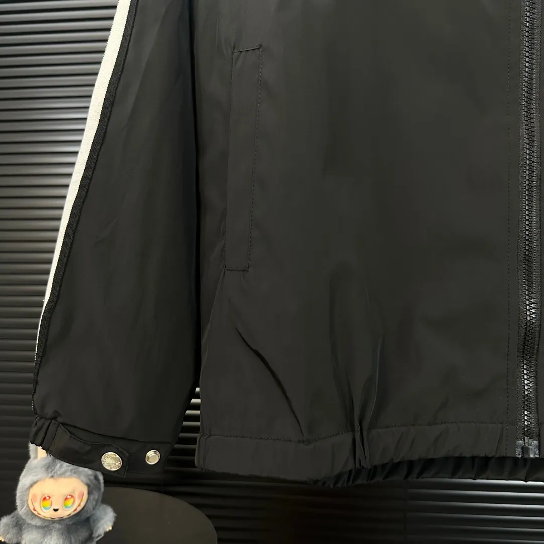 P280 Moncler Mouth Mouth 2025 Autumn and Winter New Style Hooded Jacket White Sleeve Ribbon Badge Embroidery Official Website Synchronization Original Customized Hardware Zipper Neat Alignment Perfect Upper Body Effect Men's Casual Jacket Color: Black Size: M-3XL