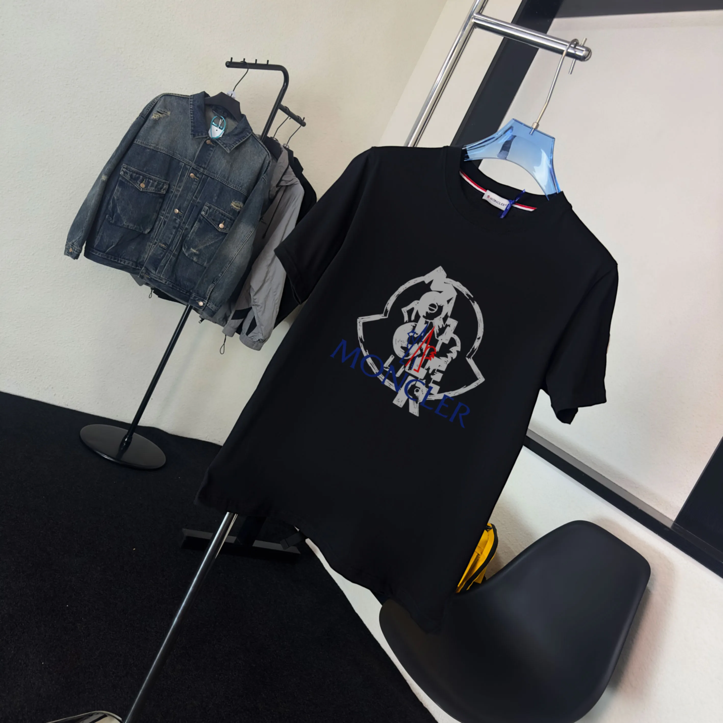 P140 💰Upgraded version "Mobile phone smart sensor ~ NFC chip armband ~ direct access to the official website for anti-counterfeiting" "Moncler ~ Mouth Mouth" 2025 new high-quality round neck short-sleeved T-shirt. The cuffs have imported embroidered labels. Customized dyeing, very comfortable to touch. Super versatile and good-looking short-sleeved. Complete with three labels. Non-market ordinary version. Feel free to compare. Quality is absolutely guaranteed! ‼ First of all, this original fabric is all custom-woven with 32-count double yarn fabric, 250G, and the weight is the same‼ Fine workmanship, double waistcoat method, double waistcoat method, double waistcoat method makes the whole dress more three-dimensional, which is not a craft that ordinary T-shirts can achieve🤪 Size: S-M-L-XL-2XL Color: black, white, apricot, same style for men and women