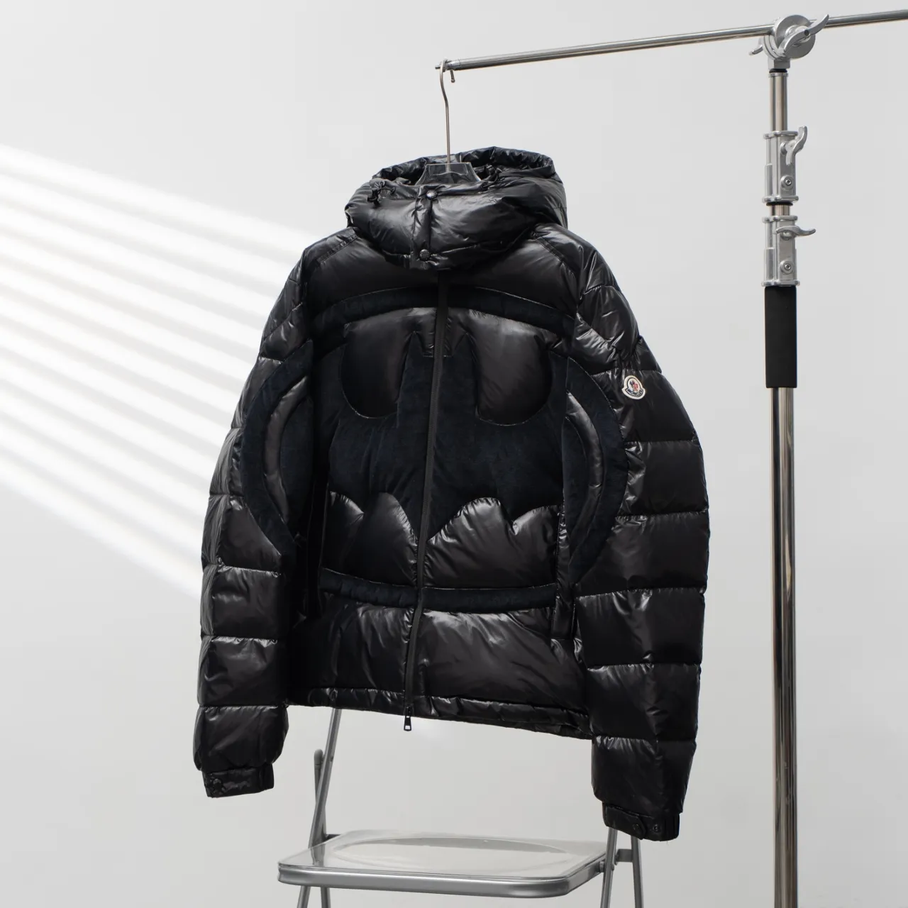 P1080 MONCLER丨Maskled Batman logo short down jacket with adjustable cuffs Color: Black Size: 1-6