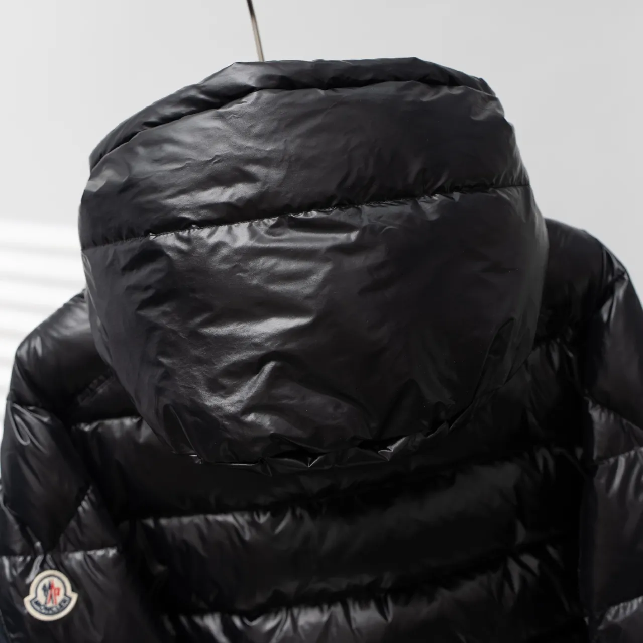 P1080 MONCLER丨Maskled Batman logo short down jacket with adjustable cuffs Color: Black Size: 1-6