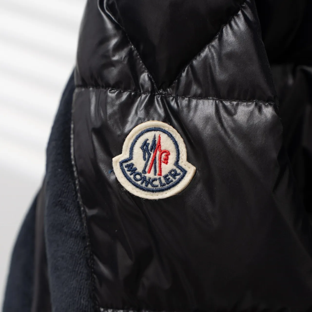 P1080 MONCLER丨Maskled Batman logo short down jacket with adjustable cuffs Color: Black Size: 1-6