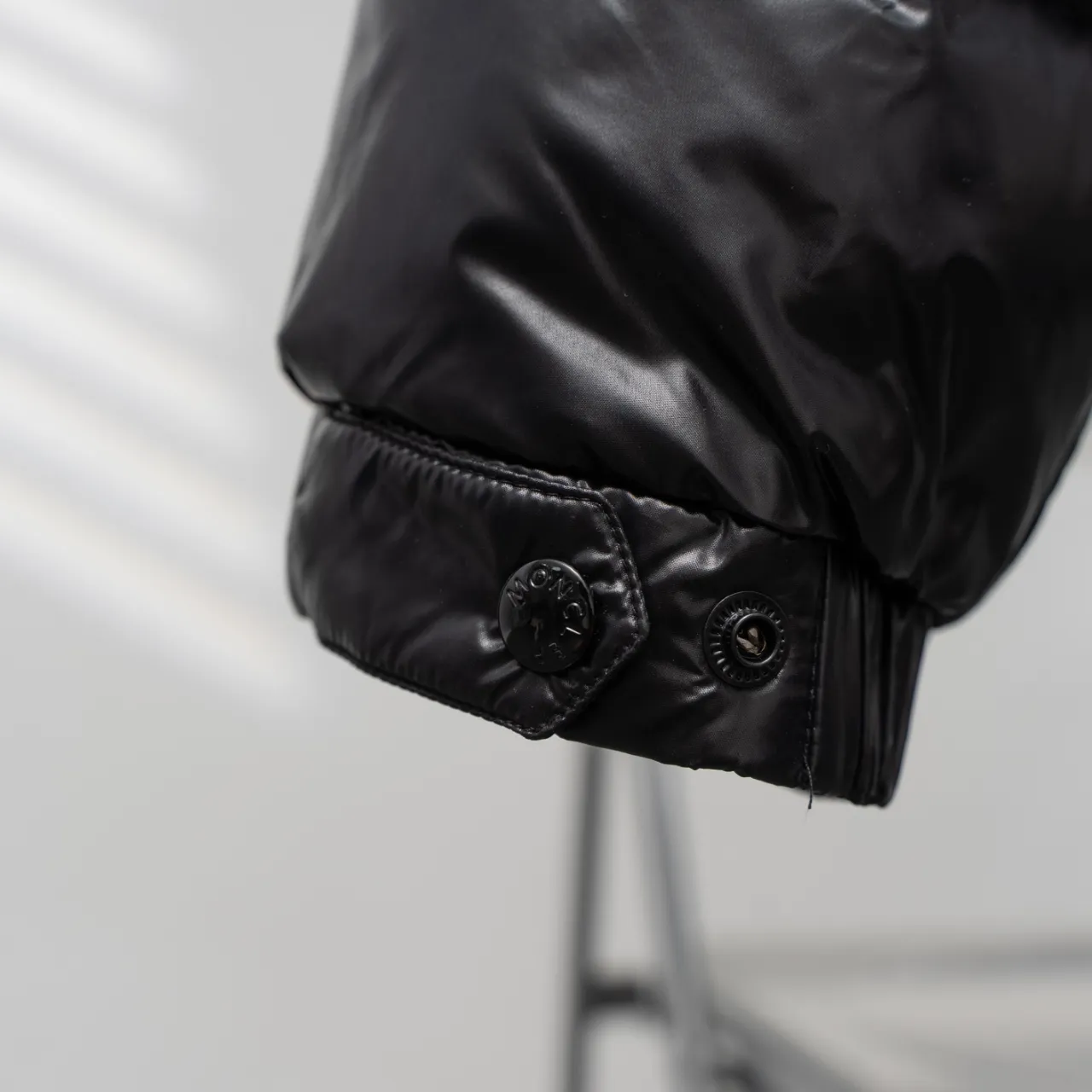 P1080 MONCLER丨Maskled Batman logo short down jacket with adjustable cuffs Color: Black Size: 1-6