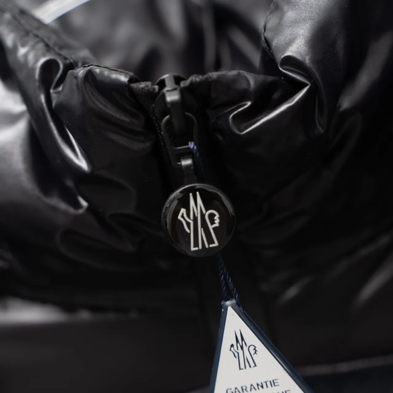 P1080 MONCLER丨Maskled Batman logo short down jacket with adjustable cuffs Color: Black Size: 1-6