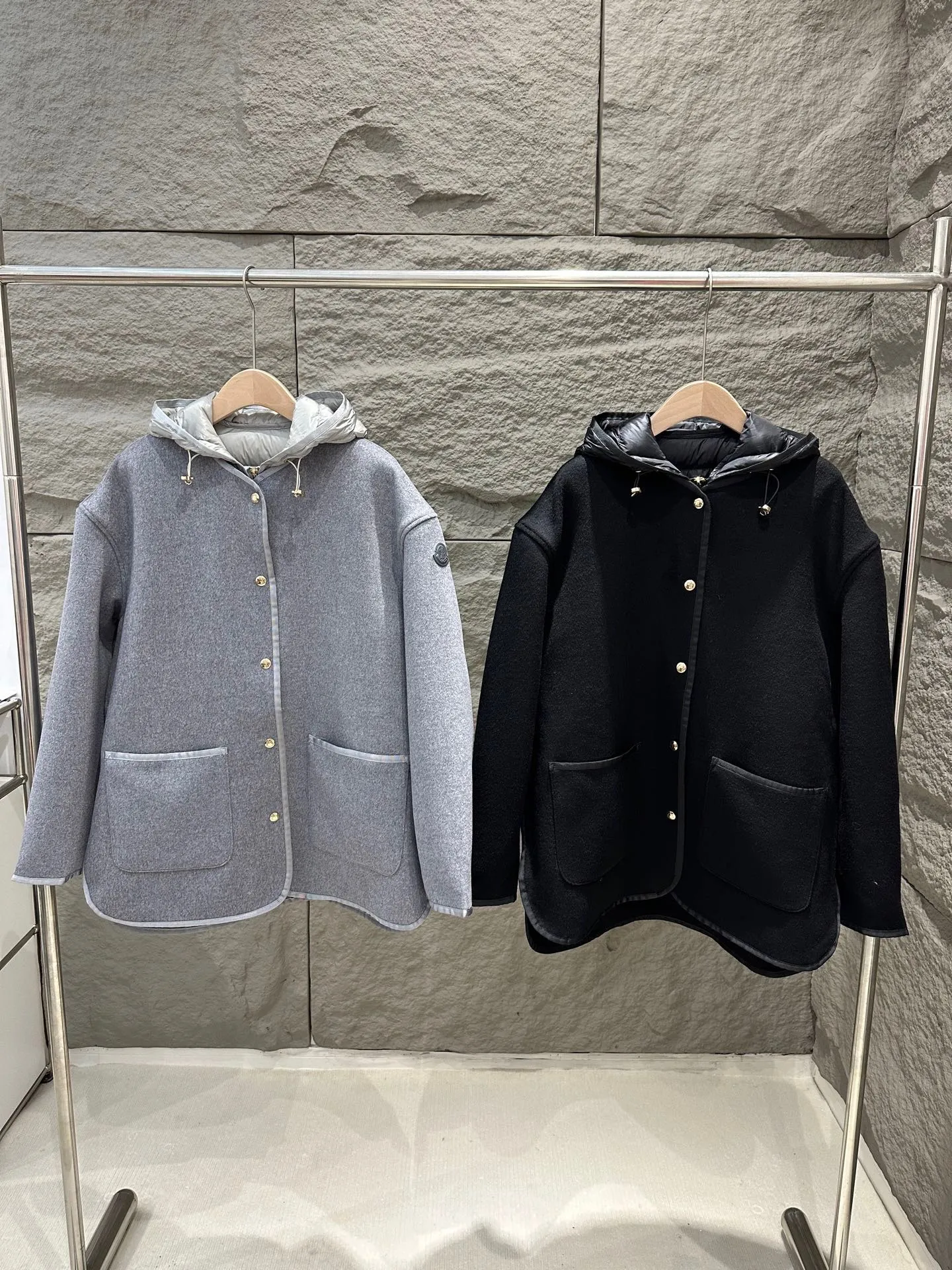 P1240 Moncler 25 new Reposse three-in-one wool cashmere coat ➕ down vest jacket jacket Reposse down jacket combines gorgeous style and practical function. This insulated piece is made from wool and cashmere and features a fully removable functional nylon down gilet. Depending on the temperature changes, the two layers of clothing can be worn at the same time or separately, making it suitable for all seasons. Color: Gray/Black Size: 0/1/2