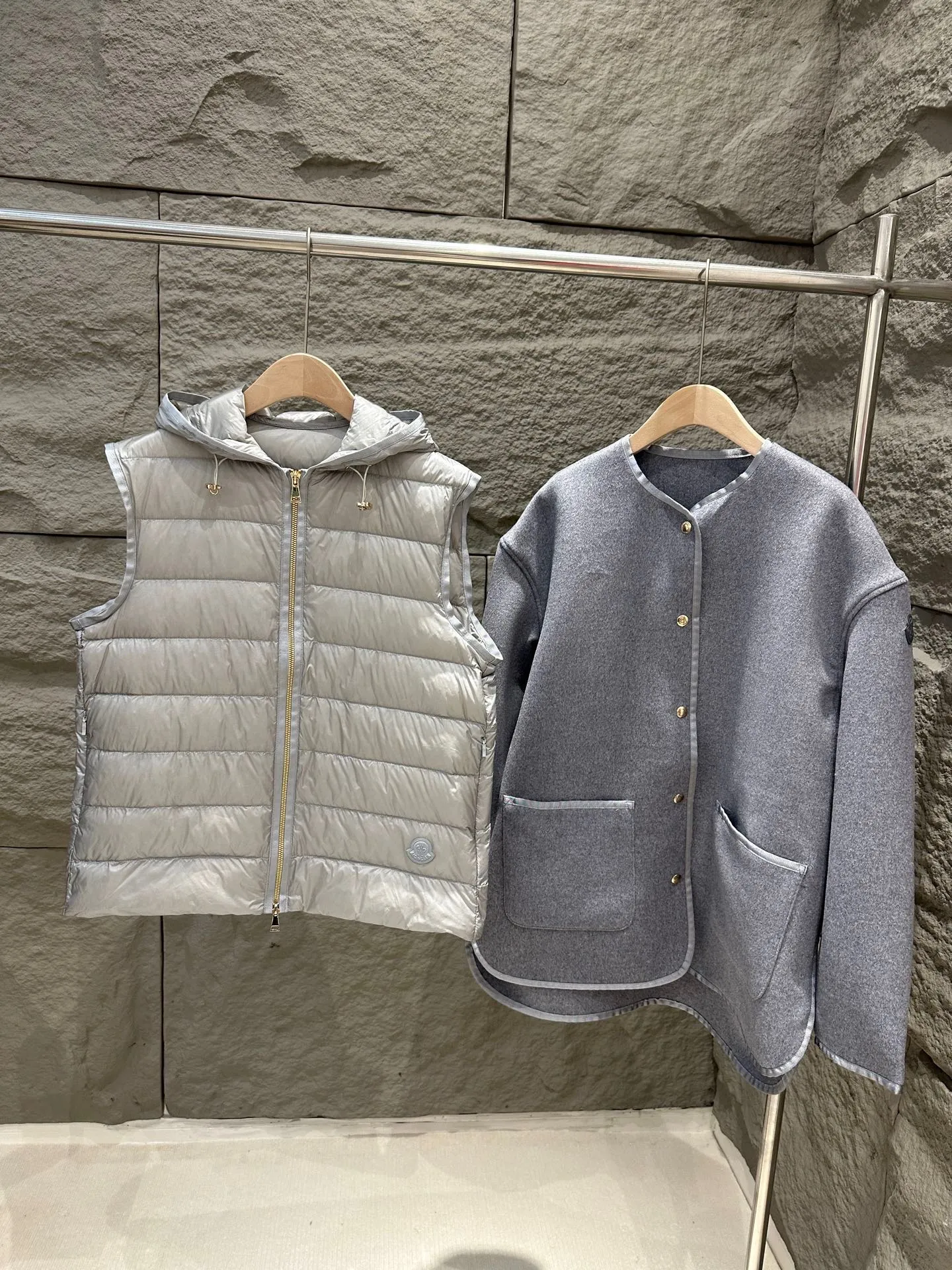 P1240 Moncler 25 new Reposse three-in-one wool cashmere coat ➕ down vest jacket jacket Reposse down jacket combines gorgeous style and practical function. This insulated piece is made from wool and cashmere and features a fully removable functional nylon down gilet. Depending on the temperature changes, the two layers of clothing can be worn at the same time or separately, making it suitable for all seasons. Color: Gray/Black Size: 0/1/2
