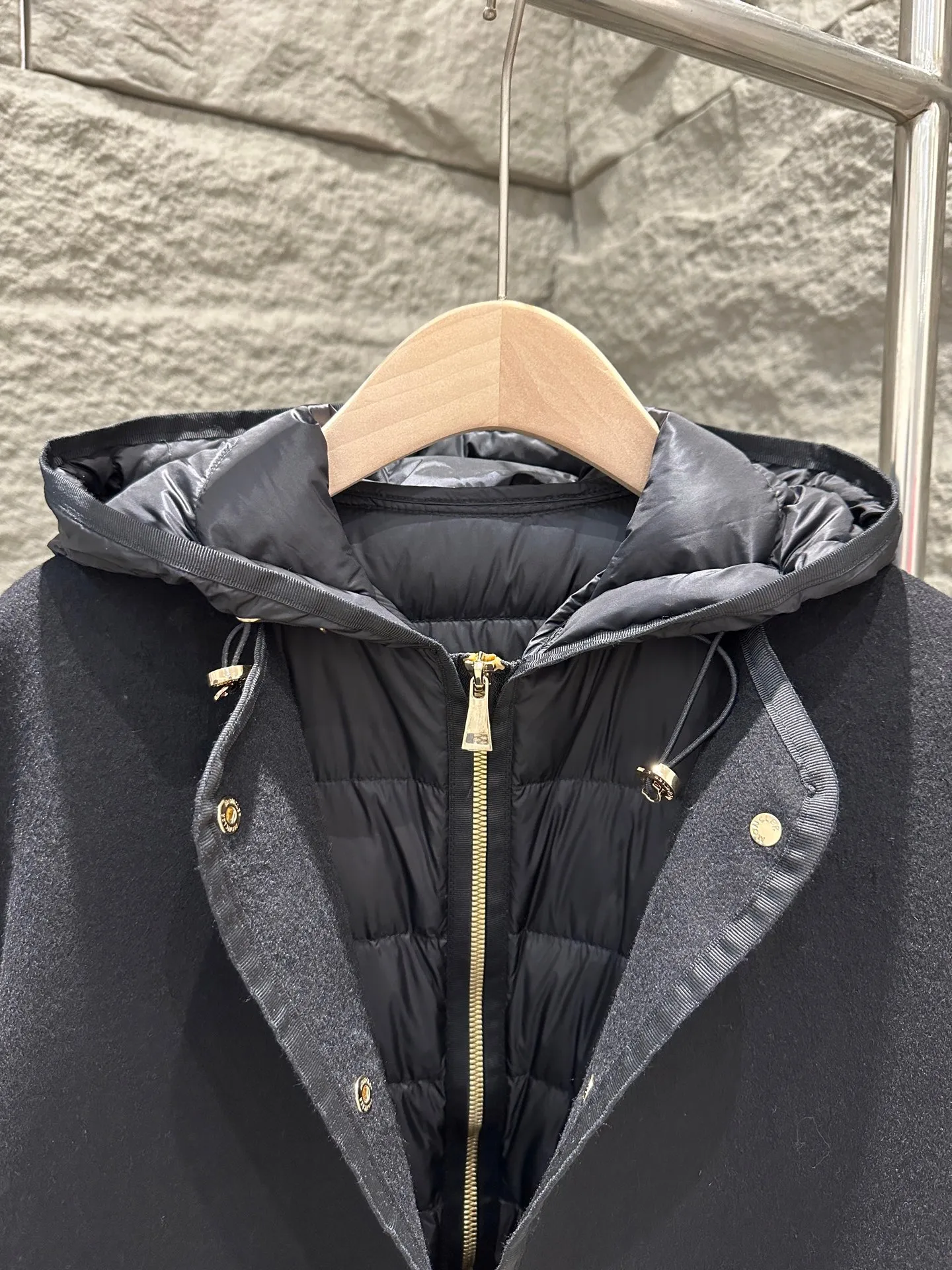 P1240 Moncler 25 new Reposse three-in-one wool cashmere coat ➕ down vest jacket jacket Reposse down jacket combines gorgeous style and practical function. This insulated piece is made from wool and cashmere and features a fully removable functional nylon down gilet. Depending on the temperature changes, the two layers of clothing can be worn at the same time or separately, making it suitable for all seasons. Color: Gray/Black Size: 0/1/2