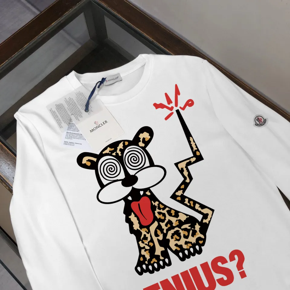 P180, a non-off-the-shelf model, you can trust it. Moncler printed long-sleeved T-shirt, 240g breathable cotton fabric, very soft and comfortable texture, does not shrink, does not deform, does not ball), can be worn alone as a base layer. Original customized accessories, collar label, care mark, hangtag, packaging (perfect details) Color: White Black Size: XS S M L
