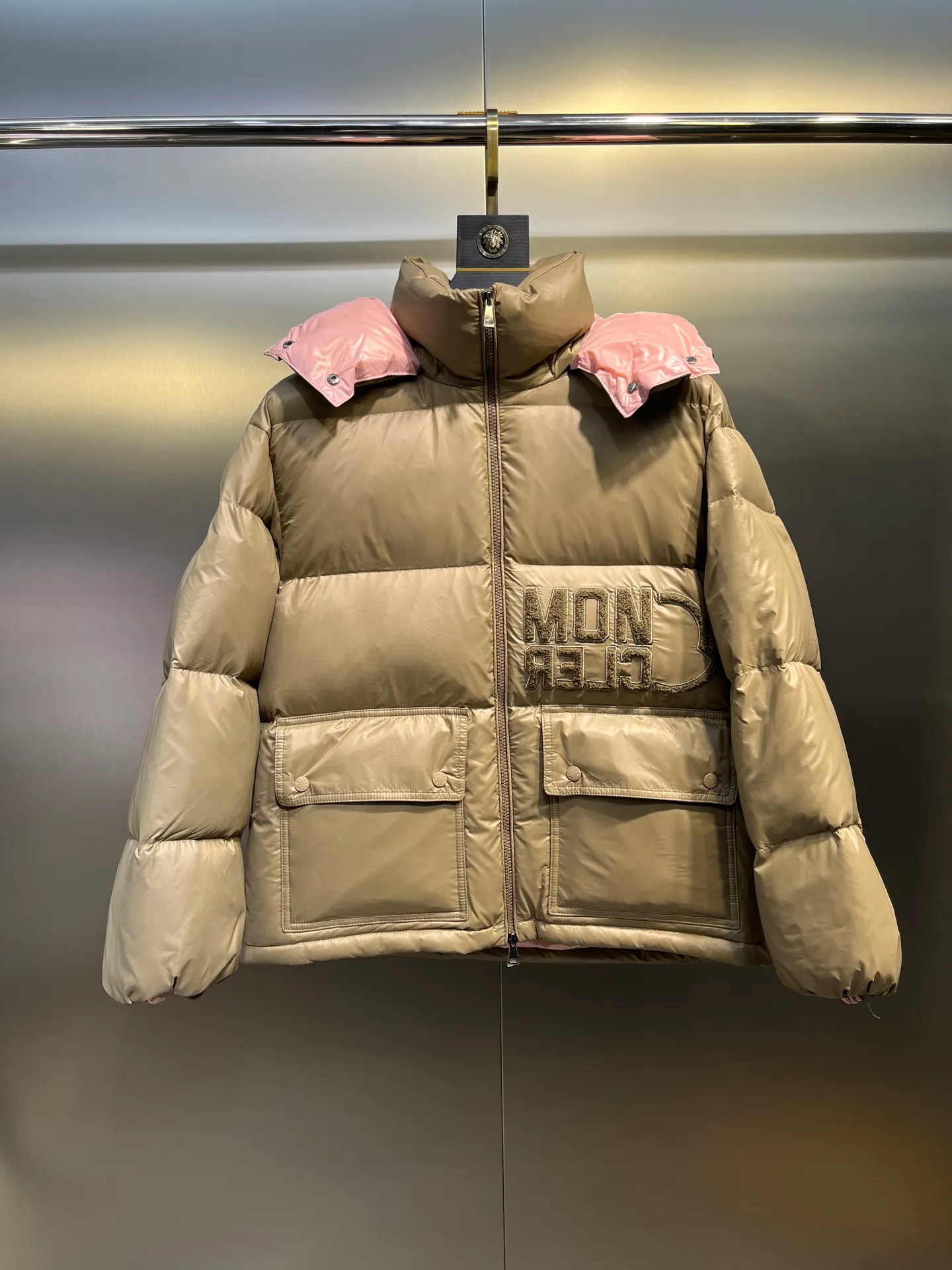 P780 moncler 🌟Moncler FW25 Abbaye short down jacket The Abbaye short jacket is made of iconic patented nylon, highlighting the fashion essence of Moncler. Featuring rectangular quilting and a contrasting lining that refreshes the removable hood. Terry knit logo embroidery adds a unique touch, making the garment instantly recognizable. Material process analysis: 1️⃣Original Nfc inductive anti-counterfeiting chip 2️⃣National standard 95% European standard pure white goose down, exclusive use of top down on the market 3️⃣Fabric: 100% nylon; Lining: 100% nylon, one of the best on the market, everything is customized according to the original version. 4⃣️The electroplated hardware is produced by the original processing factory, all customized by the original factory, and is not a replica of various types on the market. 5⃣️Produced by a certain Lang factory, it has always been unambiguous in terms of quality. Everyone knows about the workmanship, QA and Qc quality inspection of the workers when shipping from large factories. It is not comparable to small factories in the market. Mouth-mounted down jackets, let’s not brag, there is almost no one that can do better than us! Make an original product with care, so that every customer has the confidence to introduce it to his customers: This is the top replica version in China. Good products do not need too many soft articles to set off, only junk products will boast: the original ZP uses thousands of words to impress consumers! Although it is an F product, it is not inferior to ZP!  Color: white pink, white black, black, khaki, pink Size: 0123