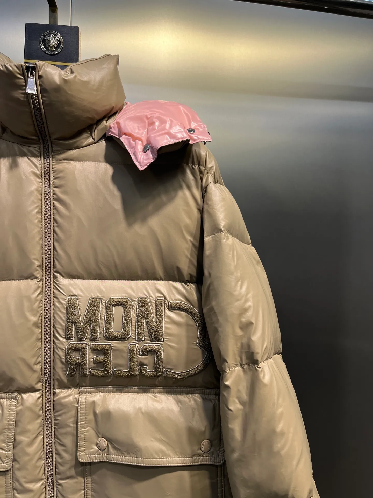 P780 moncler 🌟Moncler FW25 Abbaye short down jacket The Abbaye short jacket is made of iconic patented nylon, highlighting the fashion essence of Moncler. Featuring rectangular quilting and a contrasting lining that refreshes the removable hood. Terry knit logo embroidery adds a unique touch, making the garment instantly recognizable. Material process analysis: 1️⃣Original Nfc inductive anti-counterfeiting chip 2️⃣National standard 95% European standard pure white goose down, exclusive use of top down on the market 3️⃣Fabric: 100% nylon; Lining: 100% nylon, one of the best on the market, everything is customized according to the original version. 4⃣️The electroplated hardware is produced by the original processing factory, all customized by the original factory, and is not a replica of various types on the market. 5⃣️Produced by a certain Lang factory, it has always been unambiguous in terms of quality. Everyone knows about the workmanship, QA and Qc quality inspection of the workers when shipping from large factories. It is not comparable to small factories in the market. Mouth-mounted down jackets, let’s not brag, there is almost no one that can do better than us! Make an original product with care, so that every customer has the confidence to introduce it to his customers: This is the top replica version in China. Good products do not need too many soft articles to set off, only junk products will boast: the original ZP uses thousands of words to impress consumers! Although it is an F product, it is not inferior to ZP!  Color: white pink, white black, black, khaki, pink Size: 0123