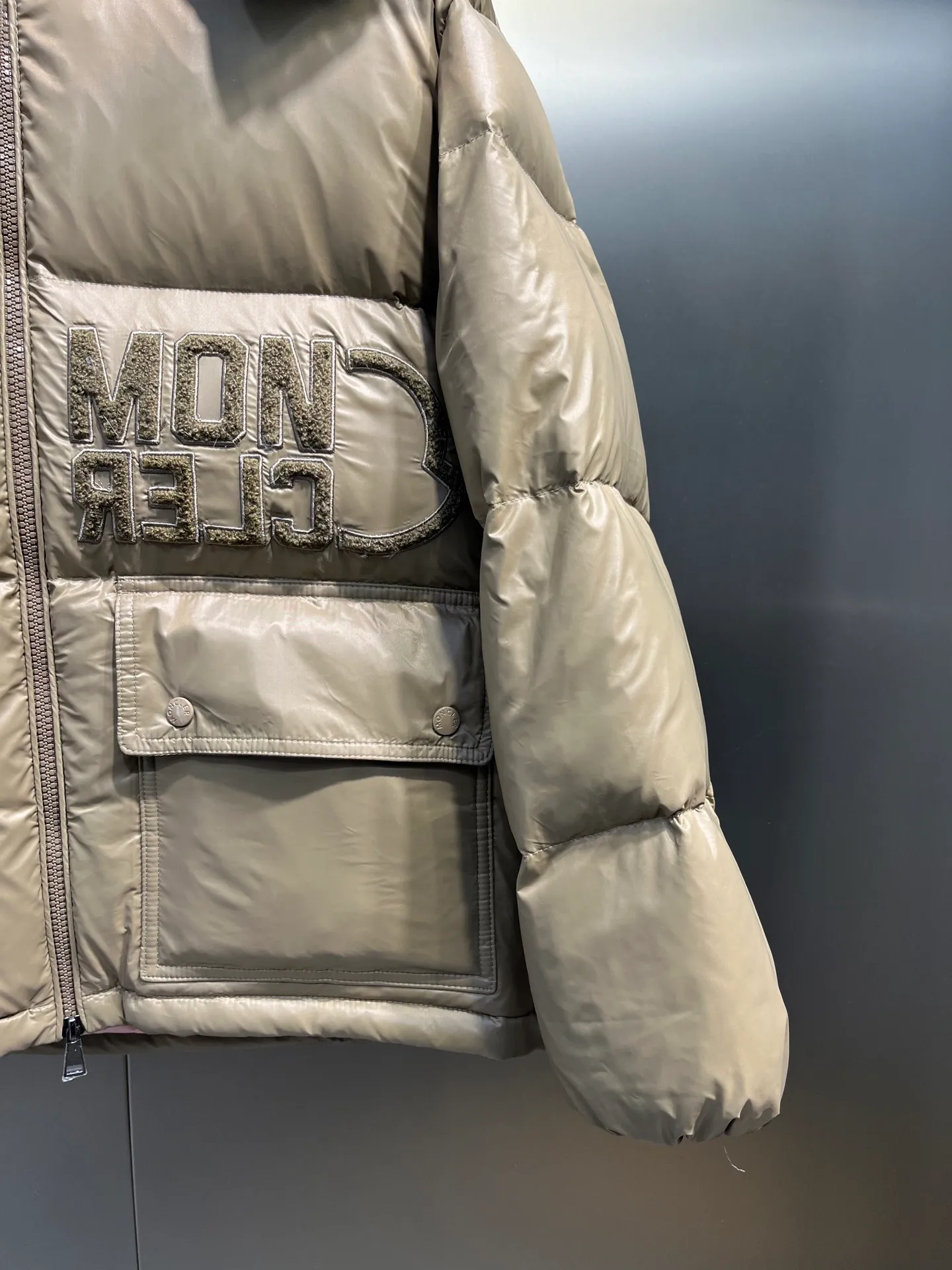 P780 moncler 🌟Moncler FW25 Abbaye short down jacket The Abbaye short jacket is made of iconic patented nylon, highlighting the fashion essence of Moncler. Featuring rectangular quilting and a contrasting lining that refreshes the removable hood. Terry knit logo embroidery adds a unique touch, making the garment instantly recognizable. Material process analysis: 1️⃣Original Nfc inductive anti-counterfeiting chip 2️⃣National standard 95% European standard pure white goose down, exclusive use of top down on the market 3️⃣Fabric: 100% nylon; Lining: 100% nylon, one of the best on the market, everything is customized according to the original version. 4⃣️The electroplated hardware is produced by the original processing factory, all customized by the original factory, and is not a replica of various types on the market. 5⃣️Produced by a certain Lang factory, it has always been unambiguous in terms of quality. Everyone knows about the workmanship, QA and Qc quality inspection of the workers when shipping from large factories. It is not comparable to small factories in the market. Mouth-mounted down jackets, let’s not brag, there is almost no one that can do better than us! Make an original product with care, so that every customer has the confidence to introduce it to his customers: This is the top replica version in China. Good products do not need too many soft articles to set off, only junk products will boast: the original ZP uses thousands of words to impress consumers! Although it is an F product, it is not inferior to ZP!  Color: white pink, white black, black, khaki, pink Size: 0123