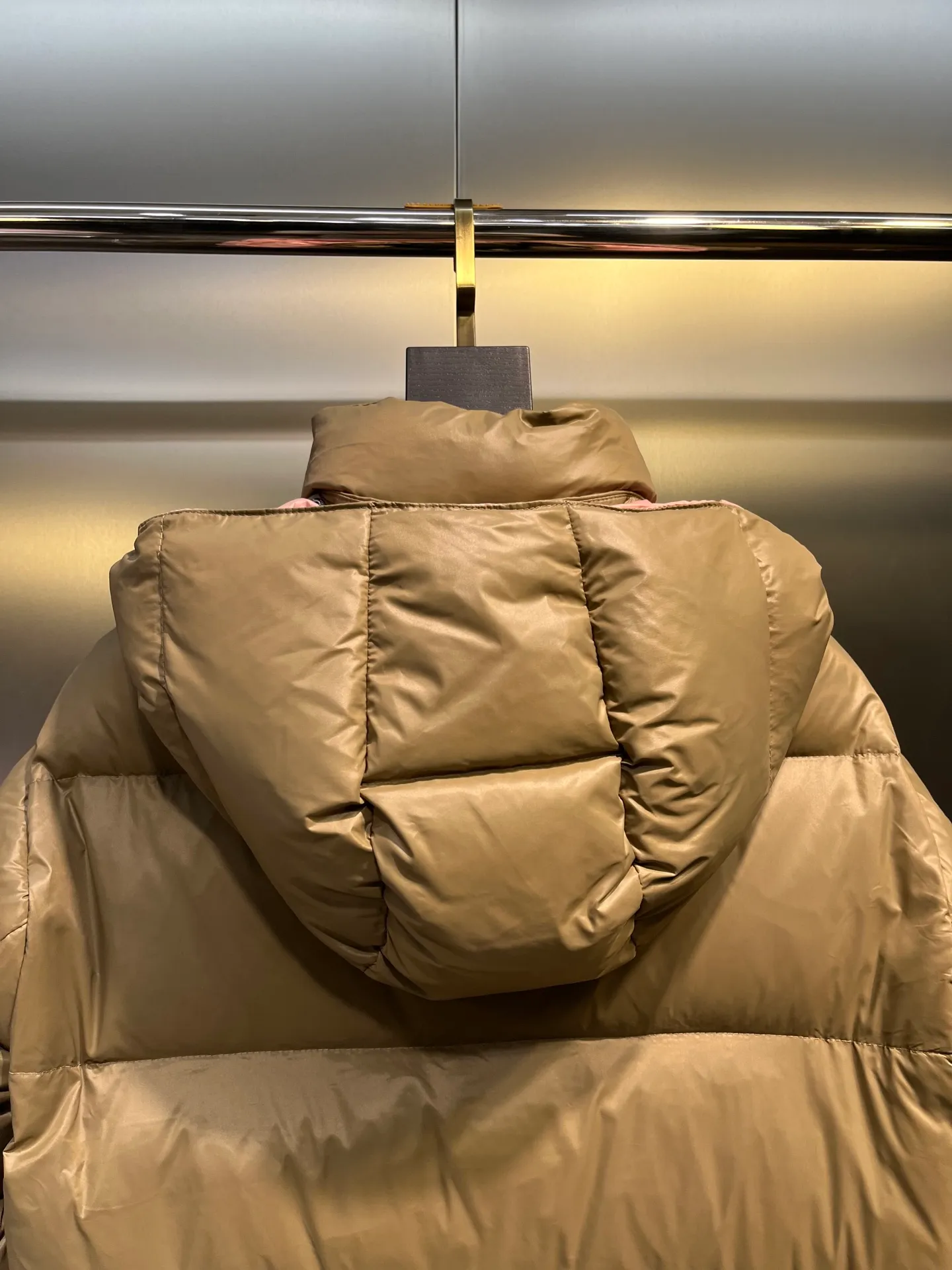P780 moncler 🌟Moncler FW25 Abbaye short down jacket The Abbaye short jacket is made of iconic patented nylon, highlighting the fashion essence of Moncler. Featuring rectangular quilting and a contrasting lining that refreshes the removable hood. Terry knit logo embroidery adds a unique touch, making the garment instantly recognizable. Material process analysis: 1️⃣Original Nfc inductive anti-counterfeiting chip 2️⃣National standard 95% European standard pure white goose down, exclusive use of top down on the market 3️⃣Fabric: 100% nylon; Lining: 100% nylon, one of the best on the market, everything is customized according to the original version. 4⃣️The electroplated hardware is produced by the original processing factory, all customized by the original factory, and is not a replica of various types on the market. 5⃣️Produced by a certain Lang factory, it has always been unambiguous in terms of quality. Everyone knows about the workmanship, QA and Qc quality inspection of the workers when shipping from large factories. It is not comparable to small factories in the market. Mouth-mounted down jackets, let’s not brag, there is almost no one that can do better than us! Make an original product with care, so that every customer has the confidence to introduce it to his customers: This is the top replica version in China. Good products do not need too many soft articles to set off, only junk products will boast: the original ZP uses thousands of words to impress consumers! Although it is an F product, it is not inferior to ZP!  Color: white pink, white black, black, khaki, pink Size: 0123