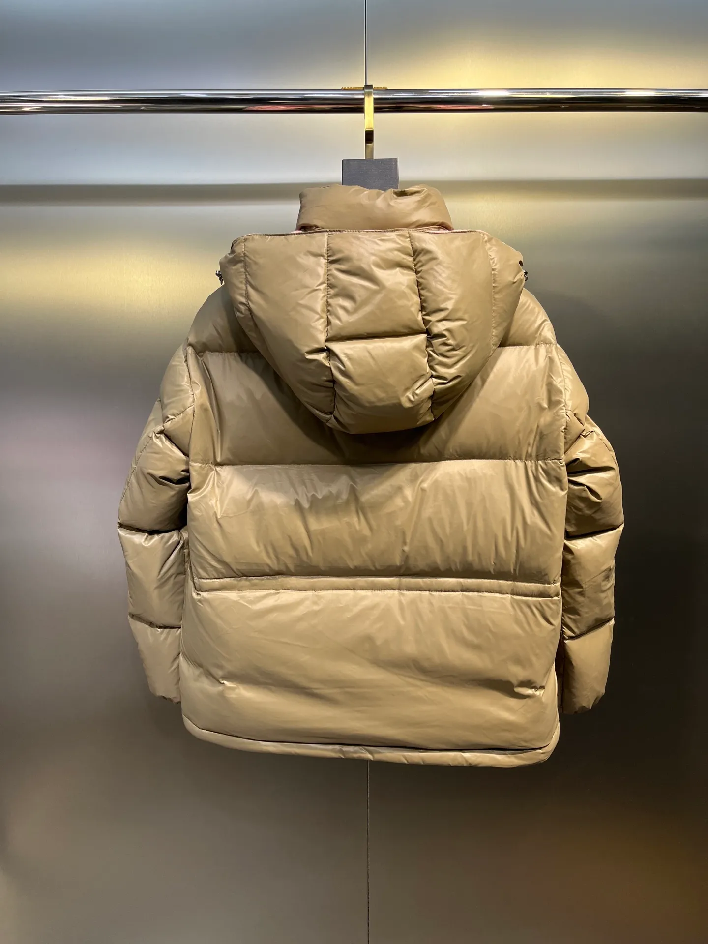 P780 moncler 🌟Moncler FW25 Abbaye short down jacket The Abbaye short jacket is made of iconic patented nylon, highlighting the fashion essence of Moncler. Featuring rectangular quilting and a contrasting lining that refreshes the removable hood. Terry knit logo embroidery adds a unique touch, making the garment instantly recognizable. Material process analysis: 1️⃣Original Nfc inductive anti-counterfeiting chip 2️⃣National standard 95% European standard pure white goose down, exclusive use of top down on the market 3️⃣Fabric: 100% nylon; Lining: 100% nylon, one of the best on the market, everything is customized according to the original version. 4⃣️The electroplated hardware is produced by the original processing factory, all customized by the original factory, and is not a replica of various types on the market. 5⃣️Produced by a certain Lang factory, it has always been unambiguous in terms of quality. Everyone knows about the workmanship, QA and Qc quality inspection of the workers when shipping from large factories. It is not comparable to small factories in the market. Mouth-mounted down jackets, let’s not brag, there is almost no one that can do better than us! Make an original product with care, so that every customer has the confidence to introduce it to his customers: This is the top replica version in China. Good products do not need too many soft articles to set off, only junk products will boast: the original ZP uses thousands of words to impress consumers! Although it is an F product, it is not inferior to ZP!  Color: white pink, white black, black, khaki, pink Size: 0123
