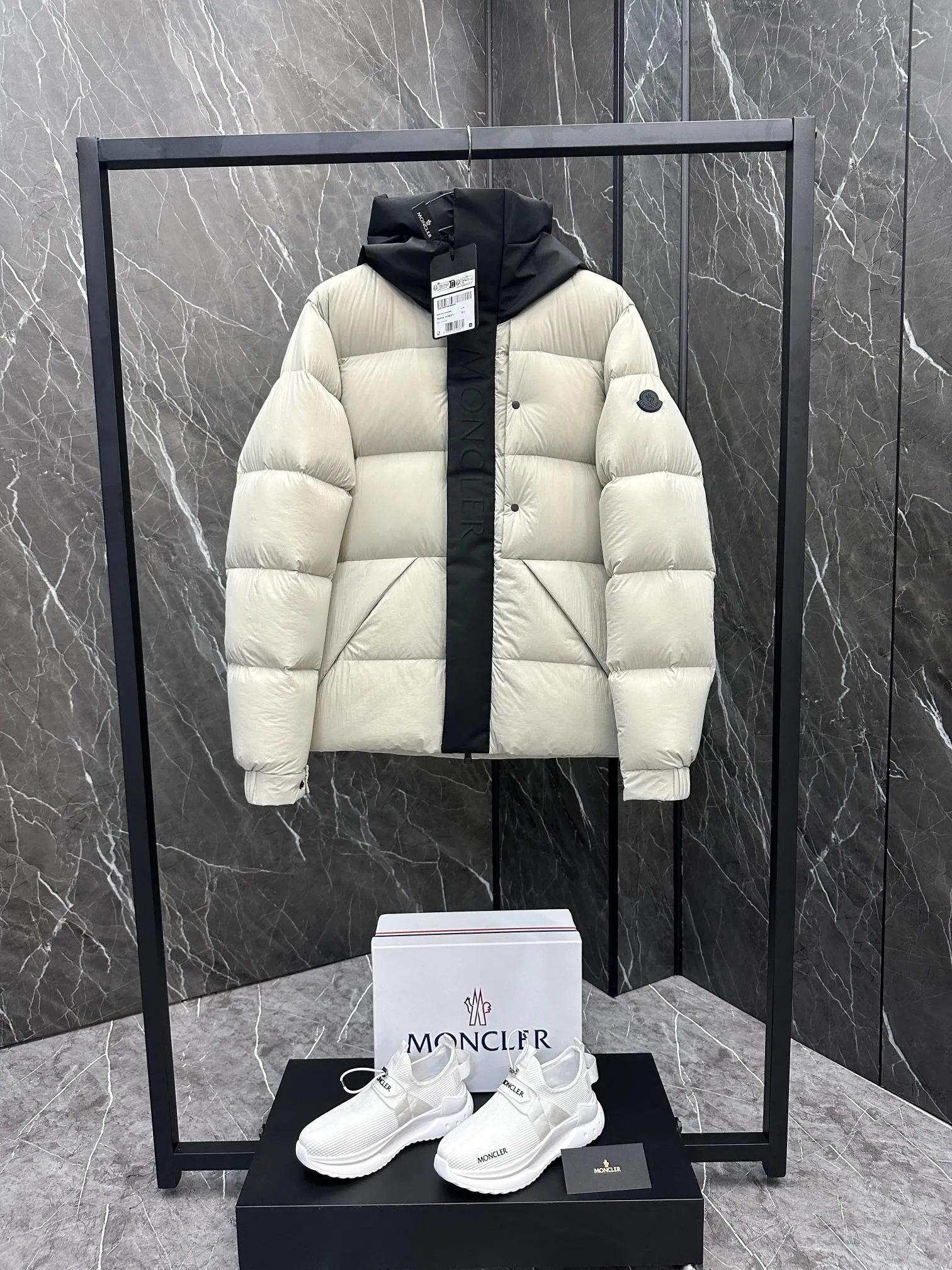P760 Style number: Y125 Moncler Madeira short men's Madeira down jacket is specially designed for modern men who value functionality and beauty. It is suitable for wearing in various occasions such as street or skiing. Made from functional, tight nylon longue saison fabric with a padded hood and windshield for added protection. Details •Made in longue saison fabric •Nylon laqué lining •Filled with down •Hood •Embossed logo lettering •Snap and zipper closure •Pockets with zippers and snaps •Elastic drawstring hem •Logo patch Size: 1-5 Color: Black Gray White