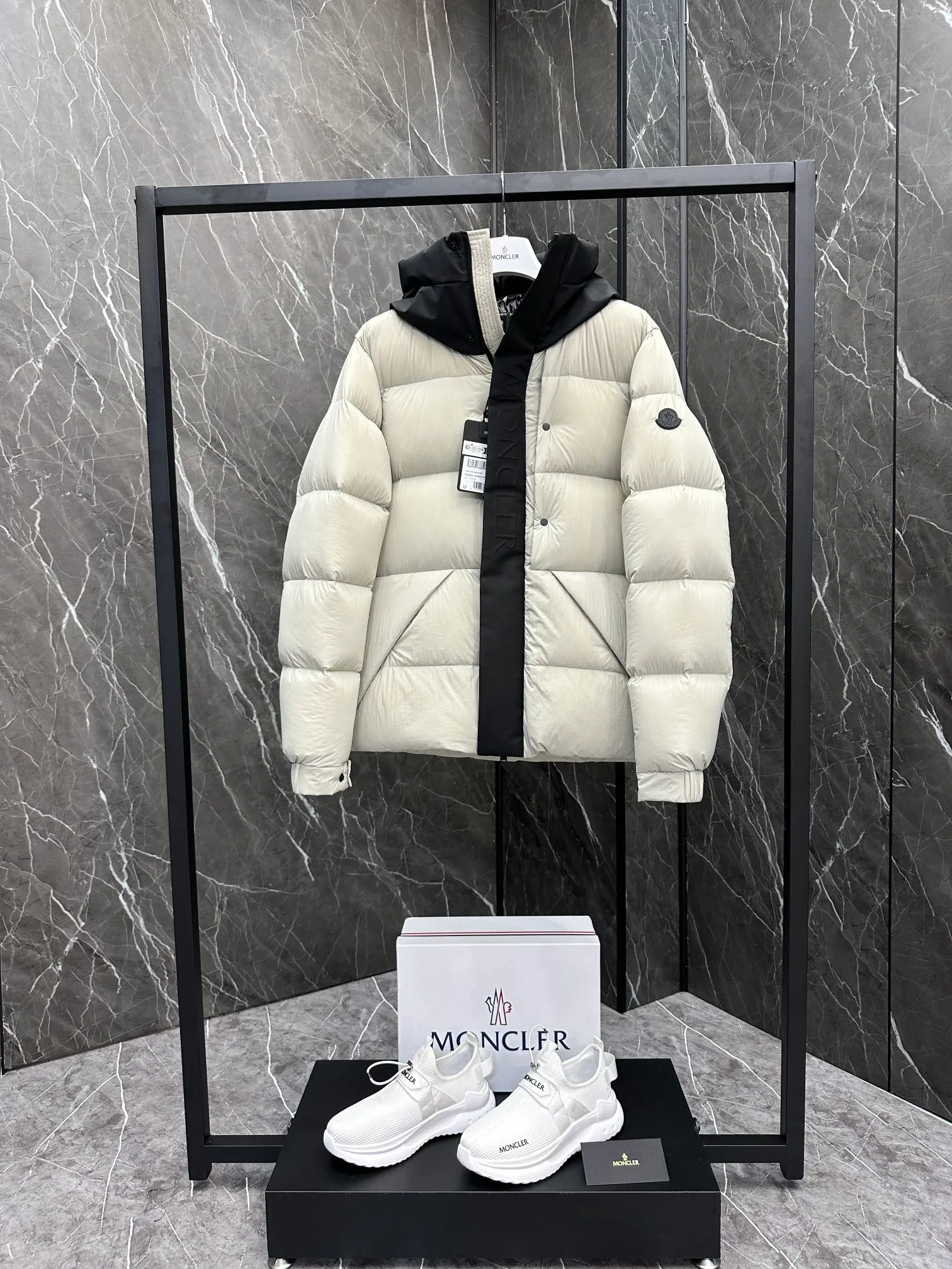 P760 Style number: Y125 Moncler Madeira short men's Madeira down jacket is specially designed for modern men who value functionality and beauty. It is suitable for wearing in various occasions such as street or skiing. Made from functional, tight nylon longue saison fabric with a padded hood and windshield for added protection. Details •Made in longue saison fabric •Nylon laqué lining •Filled with down •Hood •Embossed logo lettering •Snap and zipper closure •Pockets with zippers and snaps •Elastic drawstring hem •Logo patch Size: 1-5 Color: Black Gray White