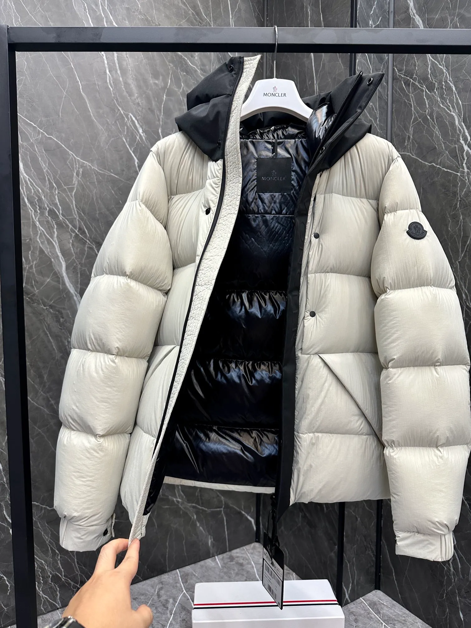 P760 Style number: Y125 Moncler Madeira short men's Madeira down jacket is specially designed for modern men who value functionality and beauty. It is suitable for wearing in various occasions such as street or skiing. Made from functional, tight nylon longue saison fabric with a padded hood and windshield for added protection. Details •Made in longue saison fabric •Nylon laqué lining •Filled with down •Hood •Embossed logo lettering •Snap and zipper closure •Pockets with zippers and snaps •Elastic drawstring hem •Logo patch Size: 1-5 Color: Black Gray White