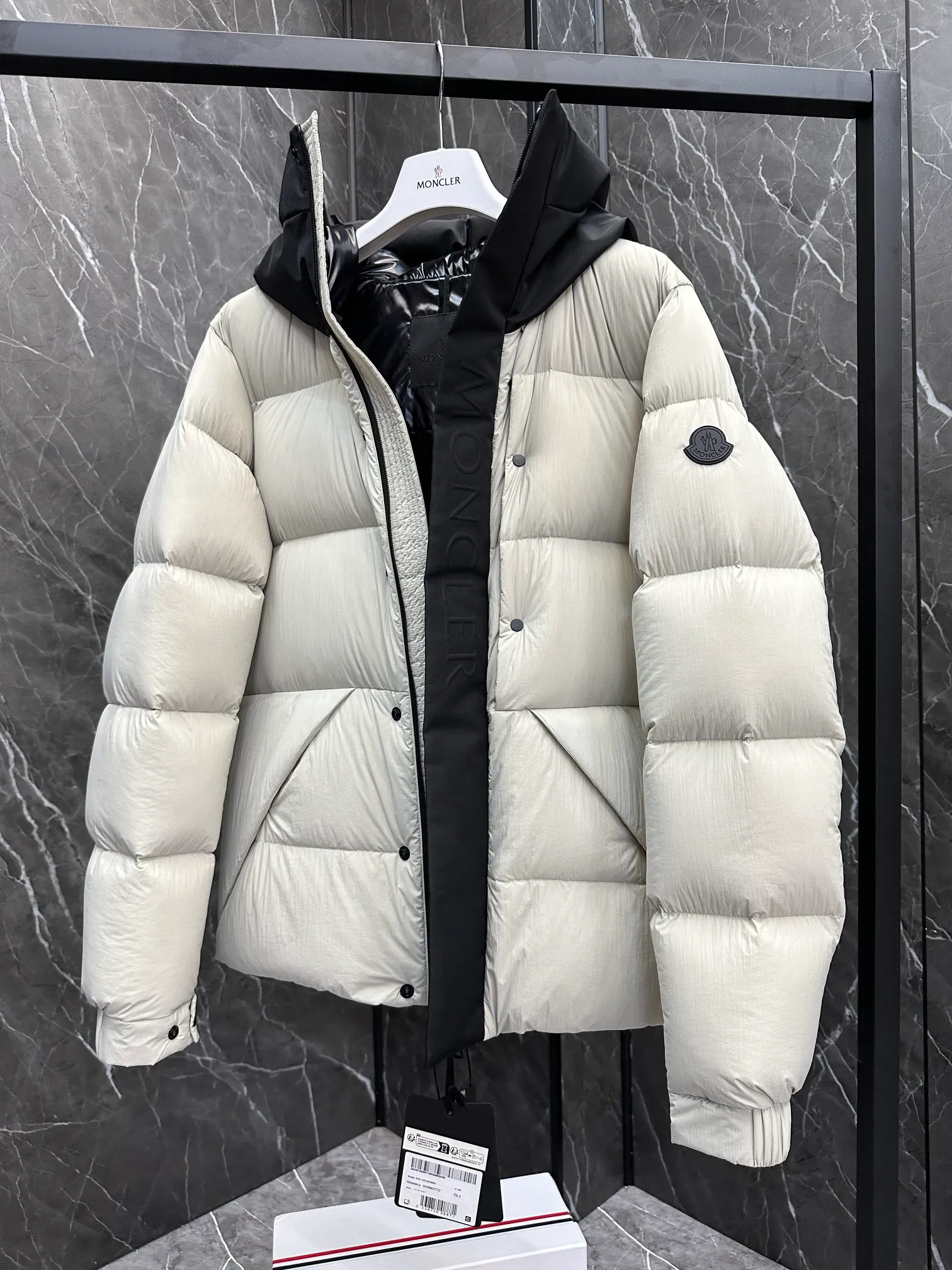 P760 Style number: Y125 Moncler Madeira short men's Madeira down jacket is specially designed for modern men who value functionality and beauty. It is suitable for wearing in various occasions such as street or skiing. Made from functional, tight nylon longue saison fabric with a padded hood and windshield for added protection. Details •Made in longue saison fabric •Nylon laqué lining •Filled with down •Hood •Embossed logo lettering •Snap and zipper closure •Pockets with zippers and snaps •Elastic drawstring hem •Logo patch Size: 1-5 Color: Black Gray White