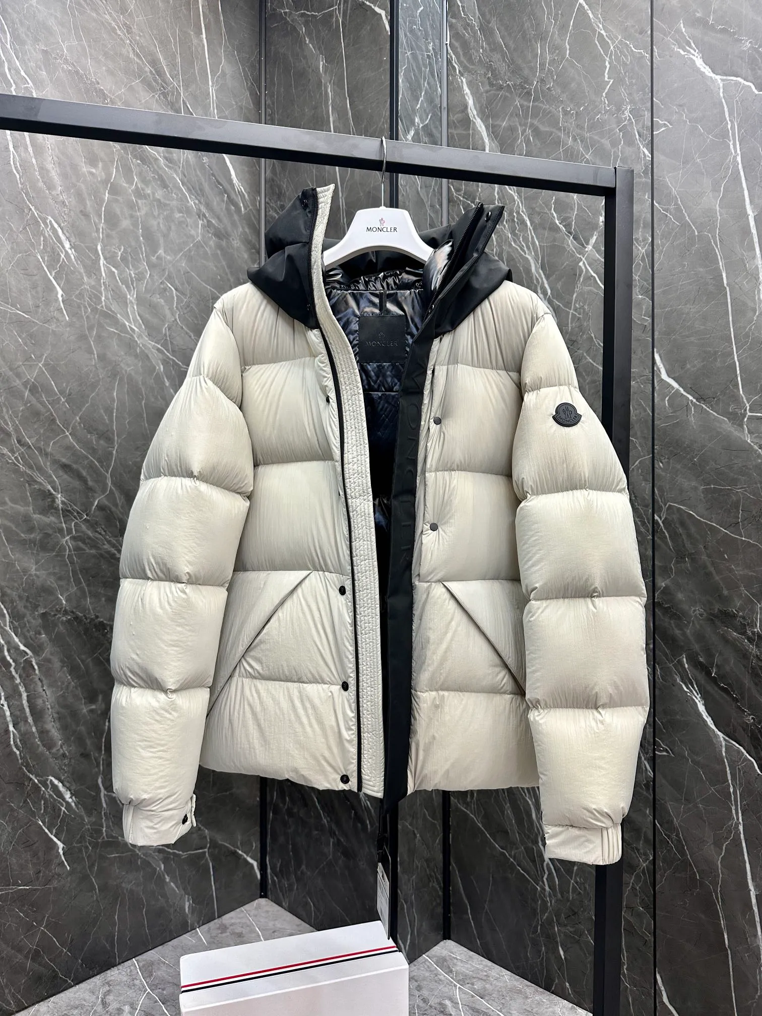 P760 Style number: Y125 Moncler Madeira short men's Madeira down jacket is specially designed for modern men who value functionality and beauty. It is suitable for wearing in various occasions such as street or skiing. Made from functional, tight nylon longue saison fabric with a padded hood and windshield for added protection. Details •Made in longue saison fabric •Nylon laqué lining •Filled with down •Hood •Embossed logo lettering •Snap and zipper closure •Pockets with zippers and snaps •Elastic drawstring hem •Logo patch Size: 1-5 Color: Black Gray White
