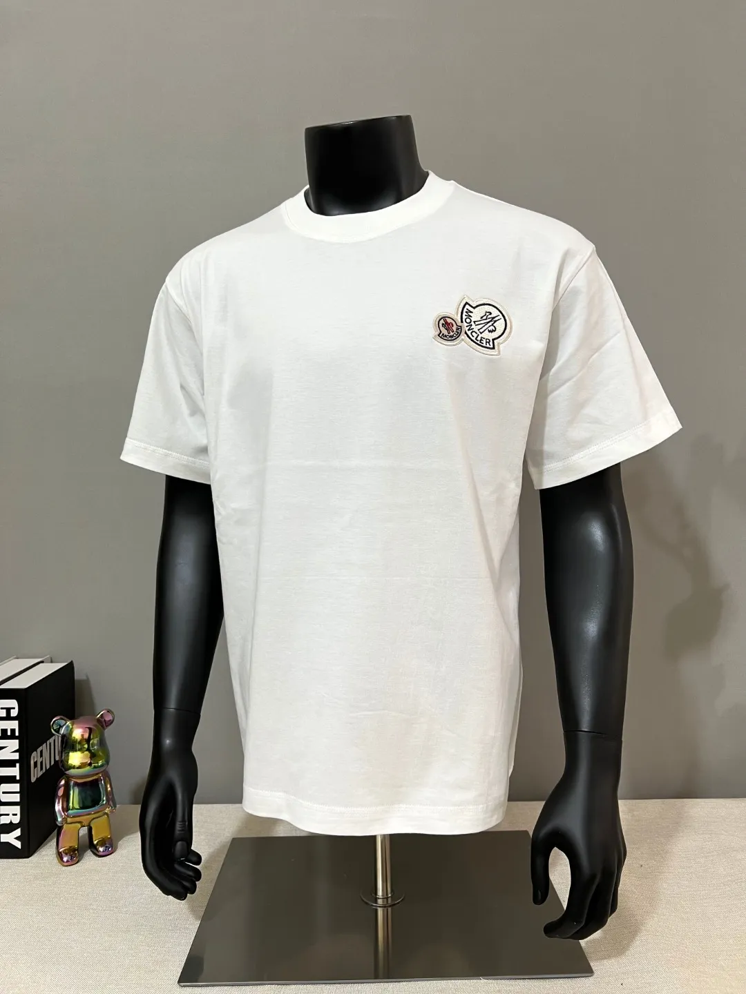 P140 MONCLER for Mongolian Mouth is new, official and dual-label models are synchronized, details are matched with official version, and logo size is strictly controlled. , standard size, stitching details are in sync with the official version; Made of 240g double yarn 100% cotton fabric, imported woven thread, collar bone is not easy to deform, factory high temperature washing process, the fabric is soft and breathable, does not shrink, NCF washing mark identification, details are in place and the upper body is good-looking, European size version, loose and suitable, color: black, white, size XS-L