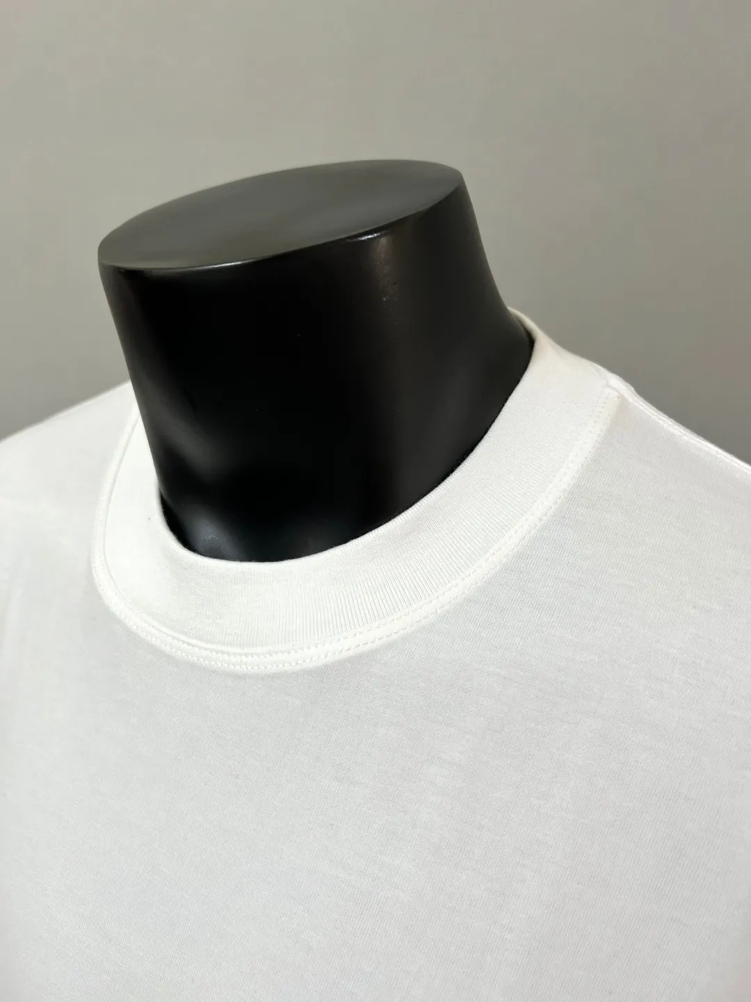 P140 MONCLER for Mongolian Mouth is new, official and dual-label models are synchronized, details are matched with official version, and logo size is strictly controlled. , standard size, stitching details are in sync with the official version; Made of 240g double yarn 100% cotton fabric, imported woven thread, collar bone is not easy to deform, factory high temperature washing process, the fabric is soft and breathable, does not shrink, NCF washing mark identification, details are in place and the upper body is good-looking, European size version, loose and suitable, color: black, white, size XS-L