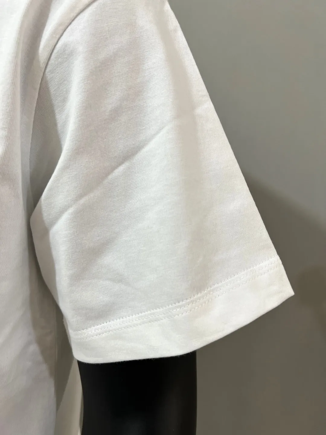 P140 MONCLER for Mongolian Mouth is new, official and dual-label models are synchronized, details are matched with official version, and logo size is strictly controlled. , standard size, stitching details are in sync with the official version; Made of 240g double yarn 100% cotton fabric, imported woven thread, collar bone is not easy to deform, factory high temperature washing process, the fabric is soft and breathable, does not shrink, NCF washing mark identification, details are in place and the upper body is good-looking, European size version, loose and suitable, color: black, white, size XS-L