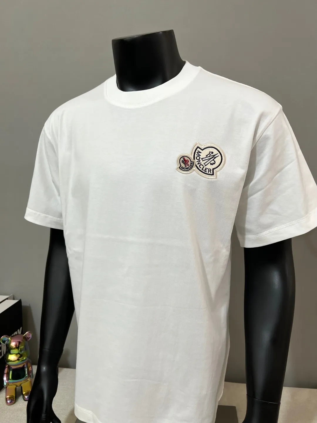 P140 MONCLER for Mongolian Mouth is new, official and dual-label models are synchronized, details are matched with official version, and logo size is strictly controlled. , standard size, stitching details are in sync with the official version; Made of 240g double yarn 100% cotton fabric, imported woven thread, collar bone is not easy to deform, factory high temperature washing process, the fabric is soft and breathable, does not shrink, NCF washing mark identification, details are in place and the upper body is good-looking, European size version, loose and suitable, color: black, white, size XS-L