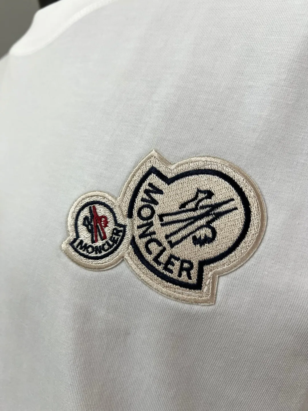 P140 MONCLER for Mongolian Mouth is new, official and dual-label models are synchronized, details are matched with official version, and logo size is strictly controlled. , standard size, stitching details are in sync with the official version; Made of 240g double yarn 100% cotton fabric, imported woven thread, collar bone is not easy to deform, factory high temperature washing process, the fabric is soft and breathable, does not shrink, NCF washing mark identification, details are in place and the upper body is good-looking, European size version, loose and suitable, color: black, white, size XS-L