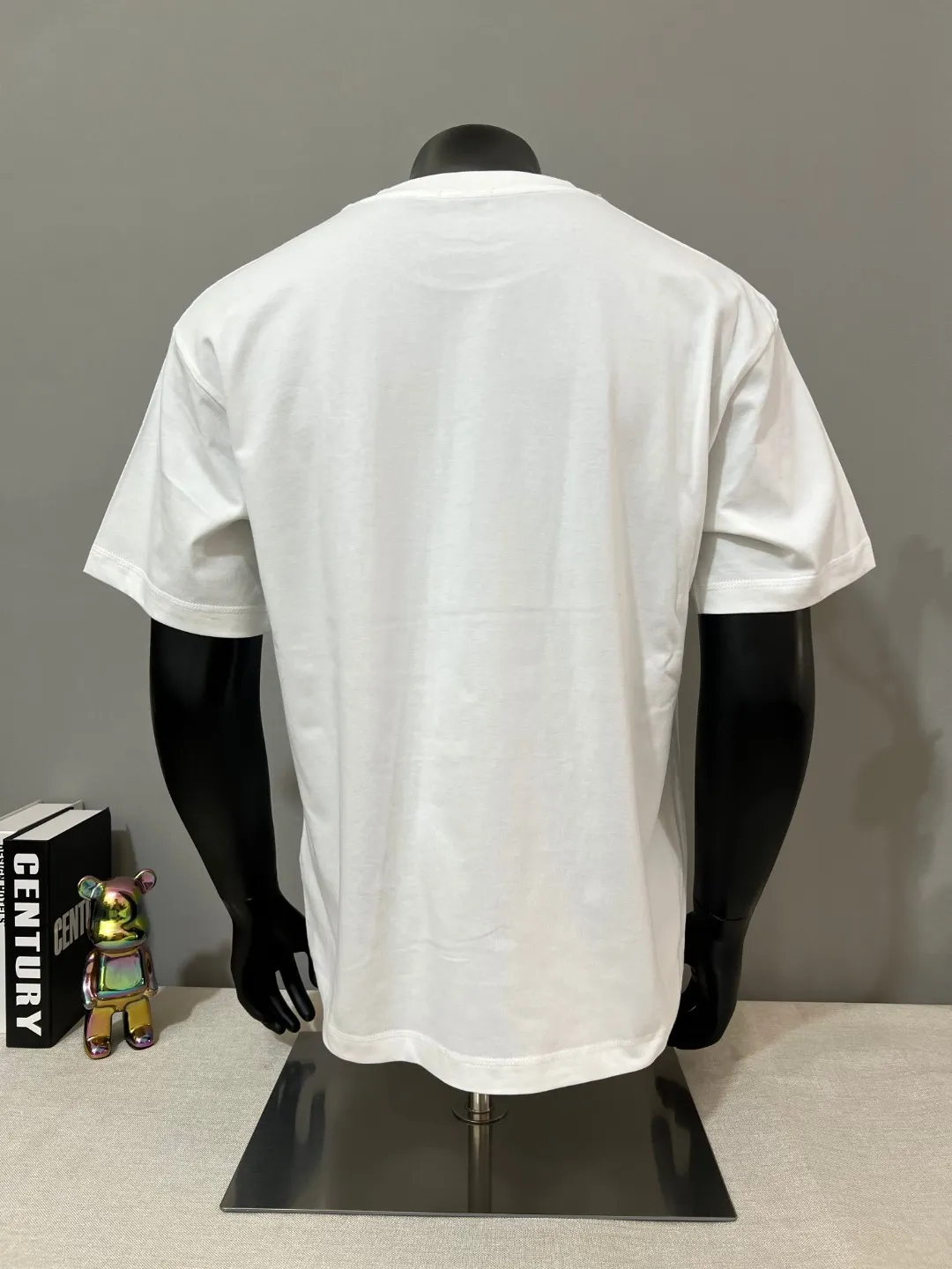 P140 MONCLER for Mongolian Mouth is new, official and dual-label models are synchronized, details are matched with official version, and logo size is strictly controlled. , standard size, stitching details are in sync with the official version; Made of 240g double yarn 100% cotton fabric, imported woven thread, collar bone is not easy to deform, factory high temperature washing process, the fabric is soft and breathable, does not shrink, NCF washing mark identification, details are in place and the upper body is good-looking, European size version, loose and suitable, color: black, white, size XS-L