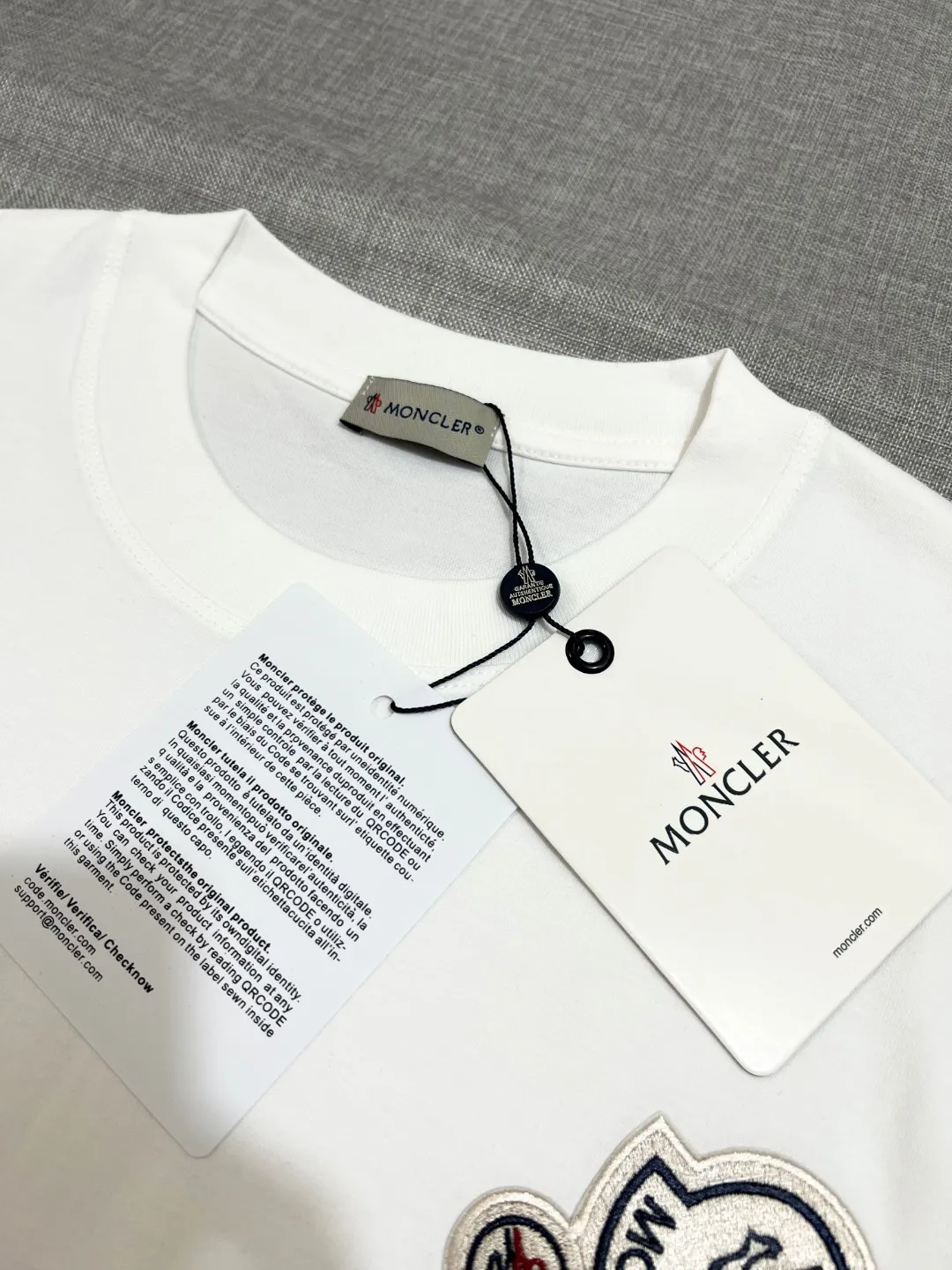 P140 MONCLER for Mongolian Mouth is new, official and dual-label models are synchronized, details are matched with official version, and logo size is strictly controlled. , standard size, stitching details are in sync with the official version; Made of 240g double yarn 100% cotton fabric, imported woven thread, collar bone is not easy to deform, factory high temperature washing process, the fabric is soft and breathable, does not shrink, NCF washing mark identification, details are in place and the upper body is good-looking, European size version, loose and suitable, color: black, white, size XS-L