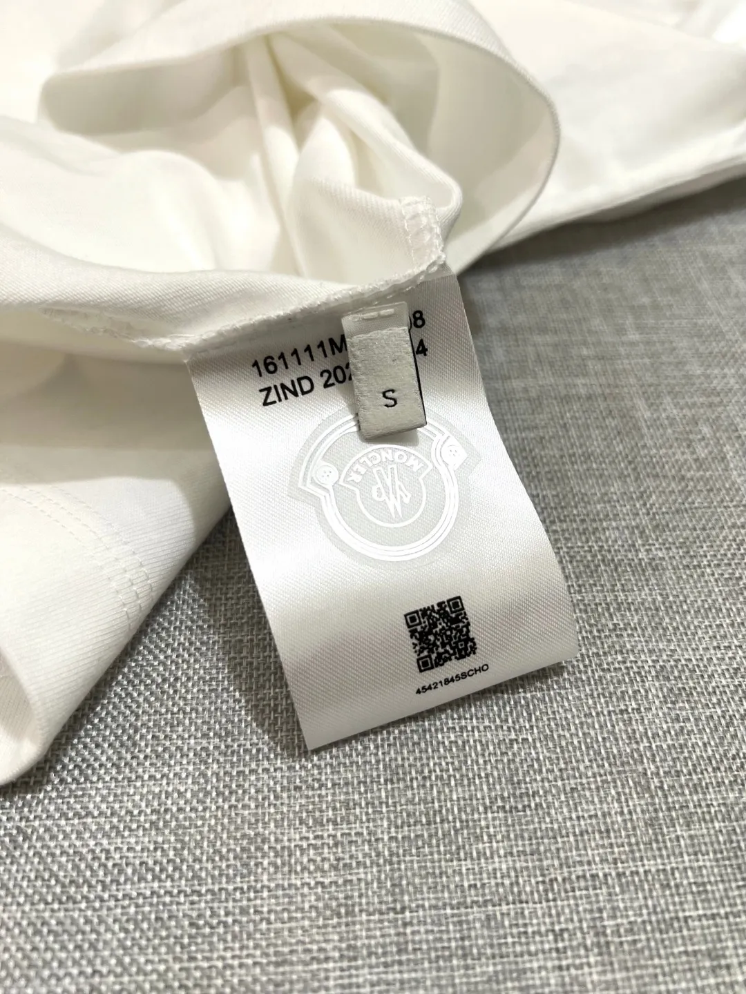 P140 MONCLER for Mongolian Mouth is new, official and dual-label models are synchronized, details are matched with official version, and logo size is strictly controlled. , standard size, stitching details are in sync with the official version; Made of 240g double yarn 100% cotton fabric, imported woven thread, collar bone is not easy to deform, factory high temperature washing process, the fabric is soft and breathable, does not shrink, NCF washing mark identification, details are in place and the upper body is good-looking, European size version, loose and suitable, color: black, white, size XS-L
