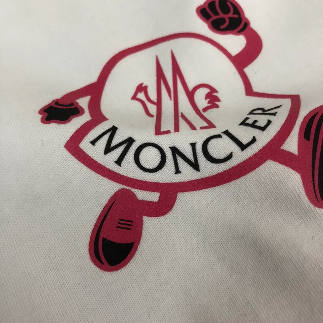 P150 MONCLER 25 The latest short-sleeved T-shirt for couples~Featured brand printing design~The upper body of the fabric is comfortable and breathable, not stiff, slim cut, and made of high-end custom-made pure cotton fabric! The upper body is comfortable and stylish, and it can be worn alone as an inner layer. It is a must-have for fashionistas! ! ! Color: Black White Brown Gray Size: S M L XL (Loose fit! Please indicate your height and weight when placing an order)