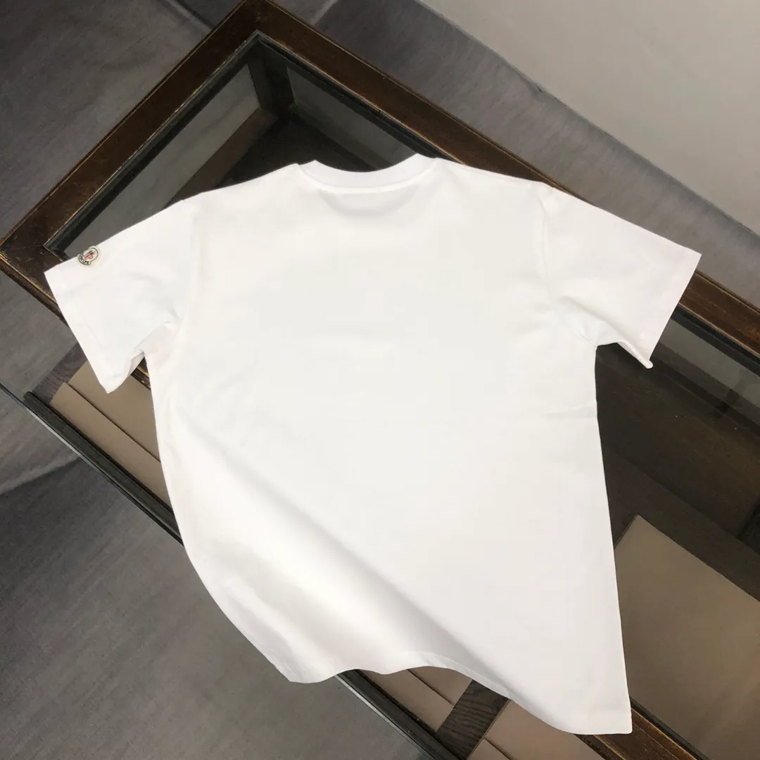 P150 MONCLER 25 The latest short-sleeved T-shirt for couples~Featured brand printing design~The upper body of the fabric is comfortable and breathable, not stiff, slim cut, and made of high-end custom-made pure cotton fabric! The upper body is comfortable and stylish, and it can be worn alone as an inner layer. It is a must-have for fashionistas! ! ! Color: Black White Brown Gray Size: S M L XL (Loose fit! Please indicate your height and weight when placing an order)
