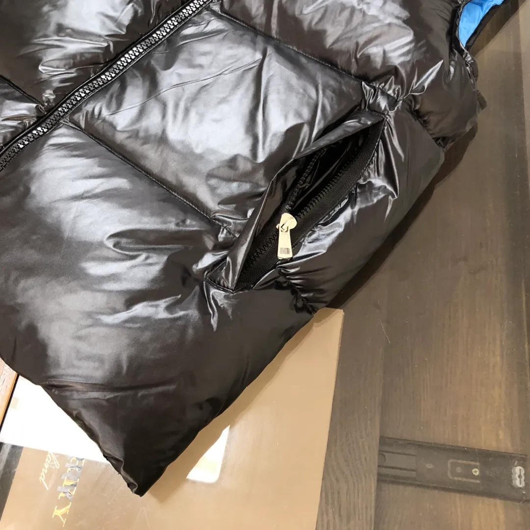 P640 🔥Mon*cler 2024 new down vest exclusive real shot✌️ 🥰🥰The design of the stand-up collar is inspired by Moncler’s iconic jacket from the 1980s🧥. It has been reinterpreted with modern and dynamic elements. 😎This vest🎽 embodies the personality of those who always want to be a champion🏆. It is fashionable and versatile🉑 and can be worn as a vest in the mid-season or paired with a windproof jacket in the cold winter. 👍🏻 Color: black (blue lining) blue (black lining) yellow (black lining) Size: 1-2-3-4-5 (M～3xl)