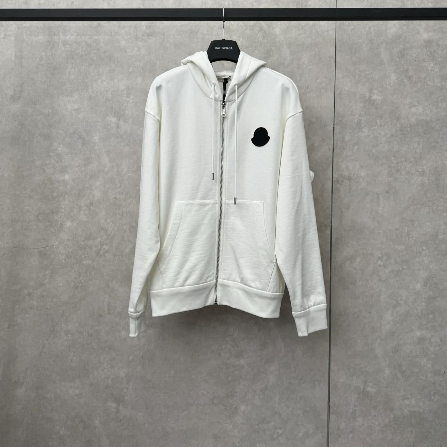P570 Moncler 25 new sports suit top jacket SIZE S/M/L/XL This sports suit is made of 100% cotton fabric. The top is hooded and has a drawstring. It is decorated with mon's exclusive logo on the front chest. It has two large pockets and the pants have an elastic waist design. The whole set has a great matching effect. The upper body is very comfortable. It is great for sports and leisure. It is the same style for men and women. Highly recommended! Color: gray white