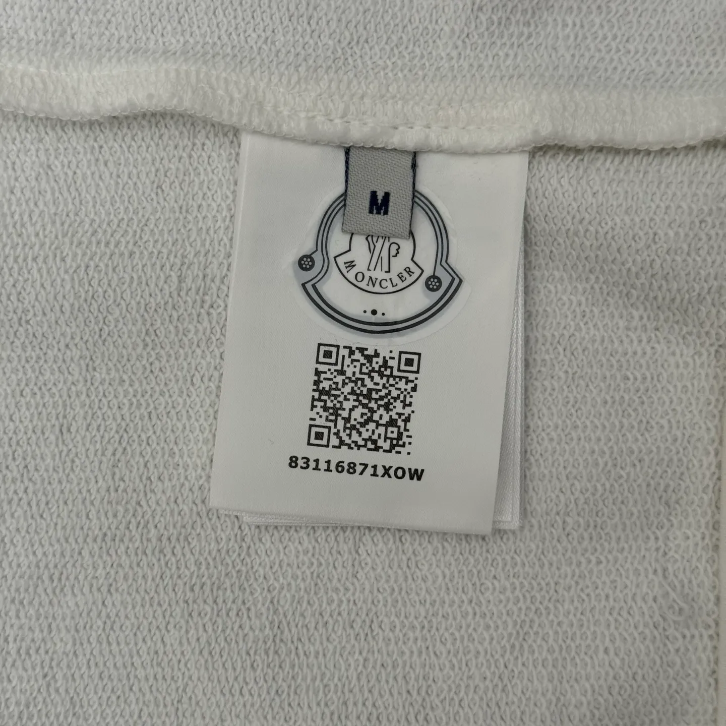P570 Moncler 25 new sports suit top jacket SIZE S/M/L/XL This sports suit is made of 100% cotton fabric. The top is hooded and has a drawstring. It is decorated with mon's exclusive logo on the front chest. It has two large pockets and the pants have an elastic waist design. The whole set has a great matching effect. The upper body is very comfortable. It is great for sports and leisure. It is the same style for men and women. Highly recommended! Color: gray white