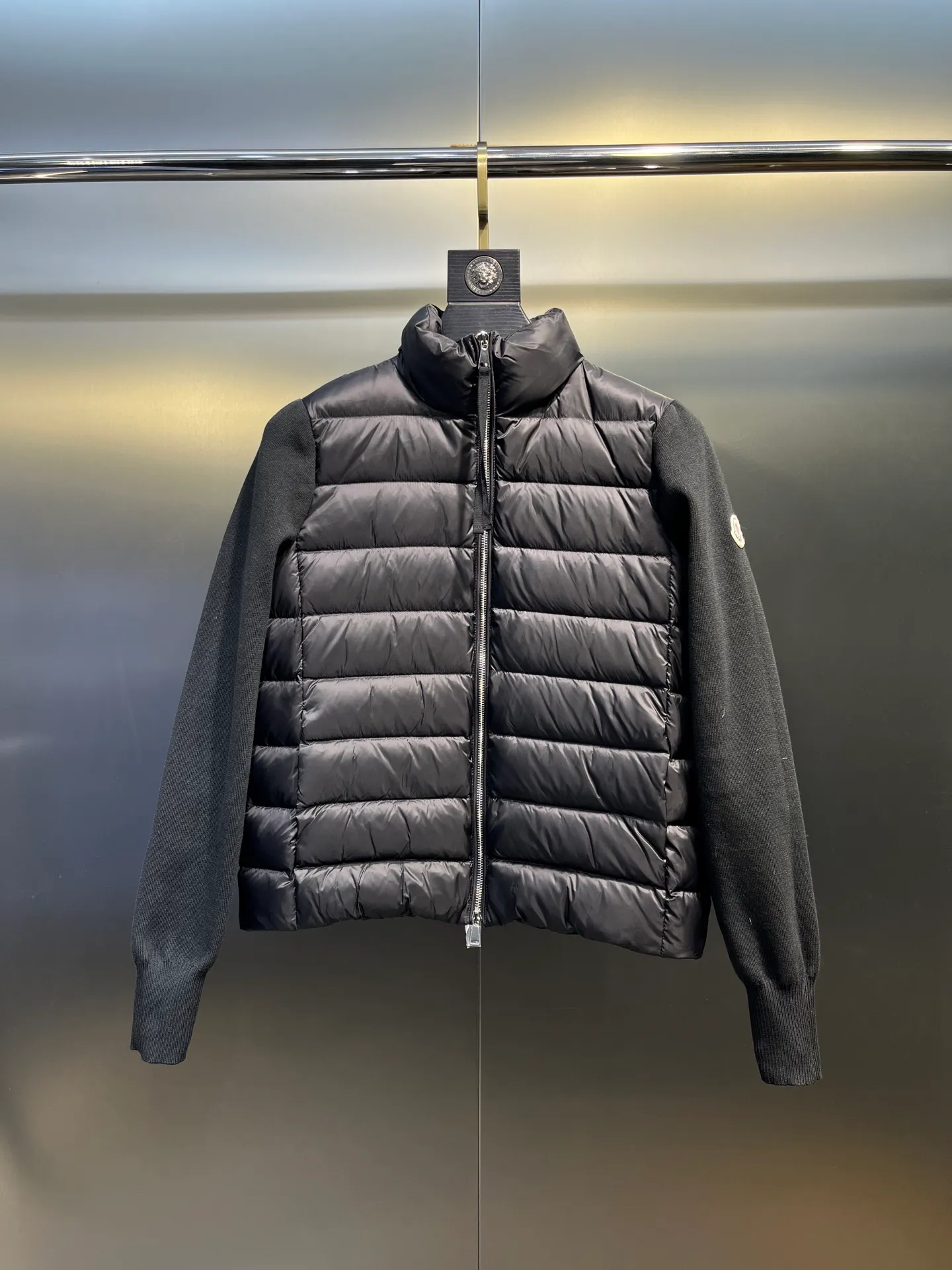 P640 MONCLER 🌟 The latest autumn and winter wool knitted splicing down stand-up collar short down jacket with national standard down filling. Light and comfortable, with built-in heating and warmth function. The sleeves are spliced ​​with merino wool for a comfortable and thick feel. Temperament stand-up collar zipper design. Minimalist luxury H version. Not picky about the upper body and super slim. Casual and versatile artifact. Italian elegance and high-end sense. Casual and grand. Color: black, off-white, pink size: s m l