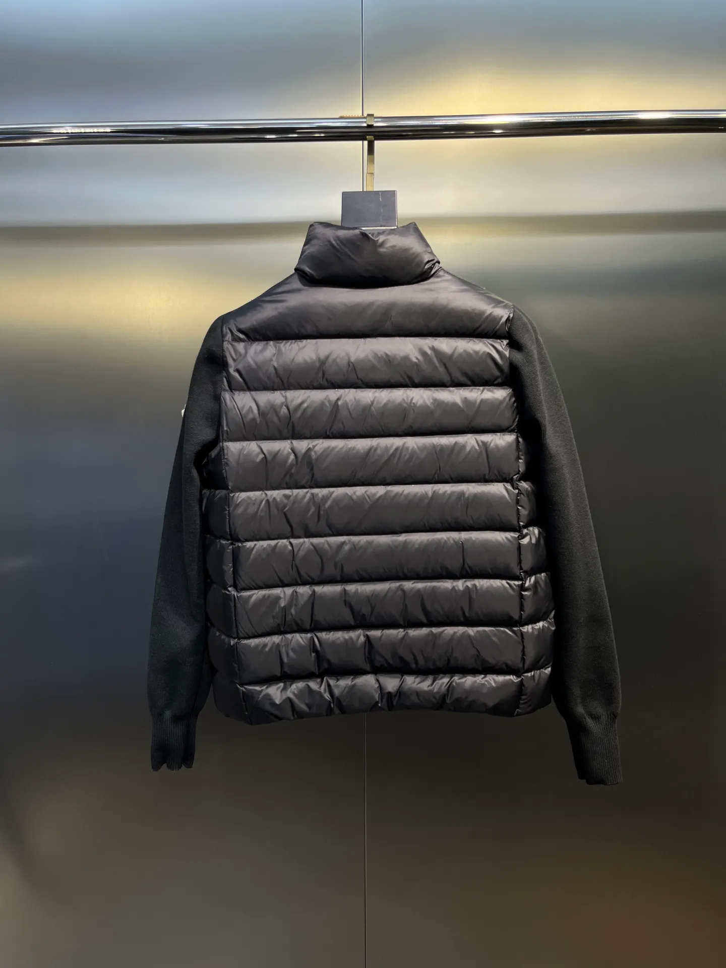 P640 MONCLER 🌟 The latest autumn and winter wool knitted splicing down stand-up collar short down jacket with national standard down filling. Light and comfortable, with built-in heating and warmth function. The sleeves are spliced ​​with merino wool for a comfortable and thick feel. Temperament stand-up collar zipper design. Minimalist luxury H version. Not picky about the upper body and super slim. Casual and versatile artifact. Italian elegance and high-end sense. Casual and grand. Color: black, off-white, pink size: s m l